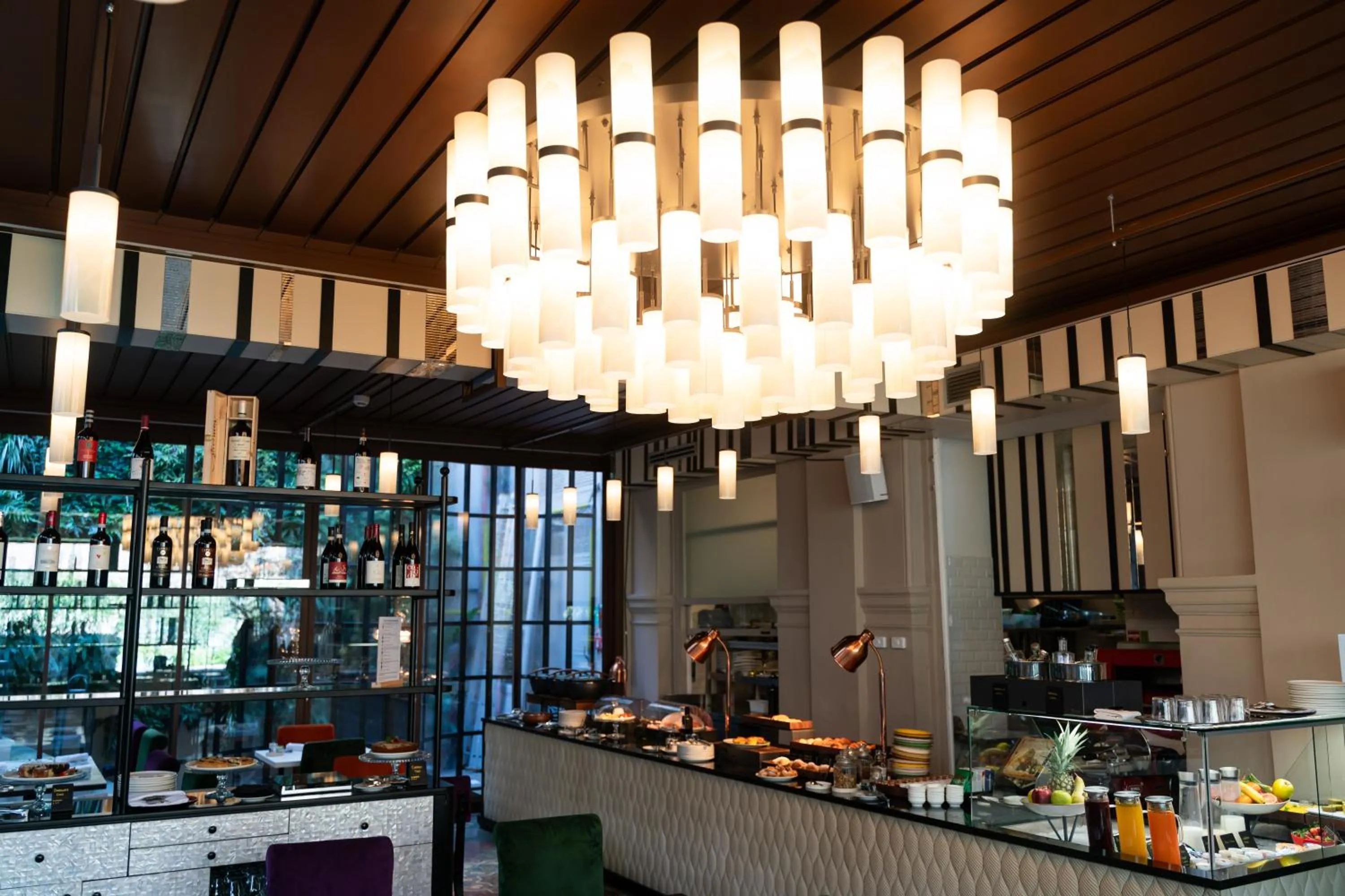 Restaurant/places to eat in Roma Luxus Hotel