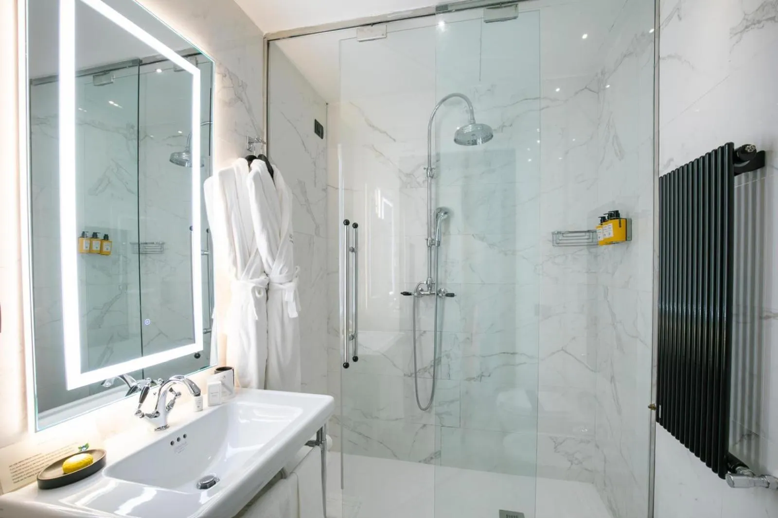 Bathroom in Roma Luxus Hotel