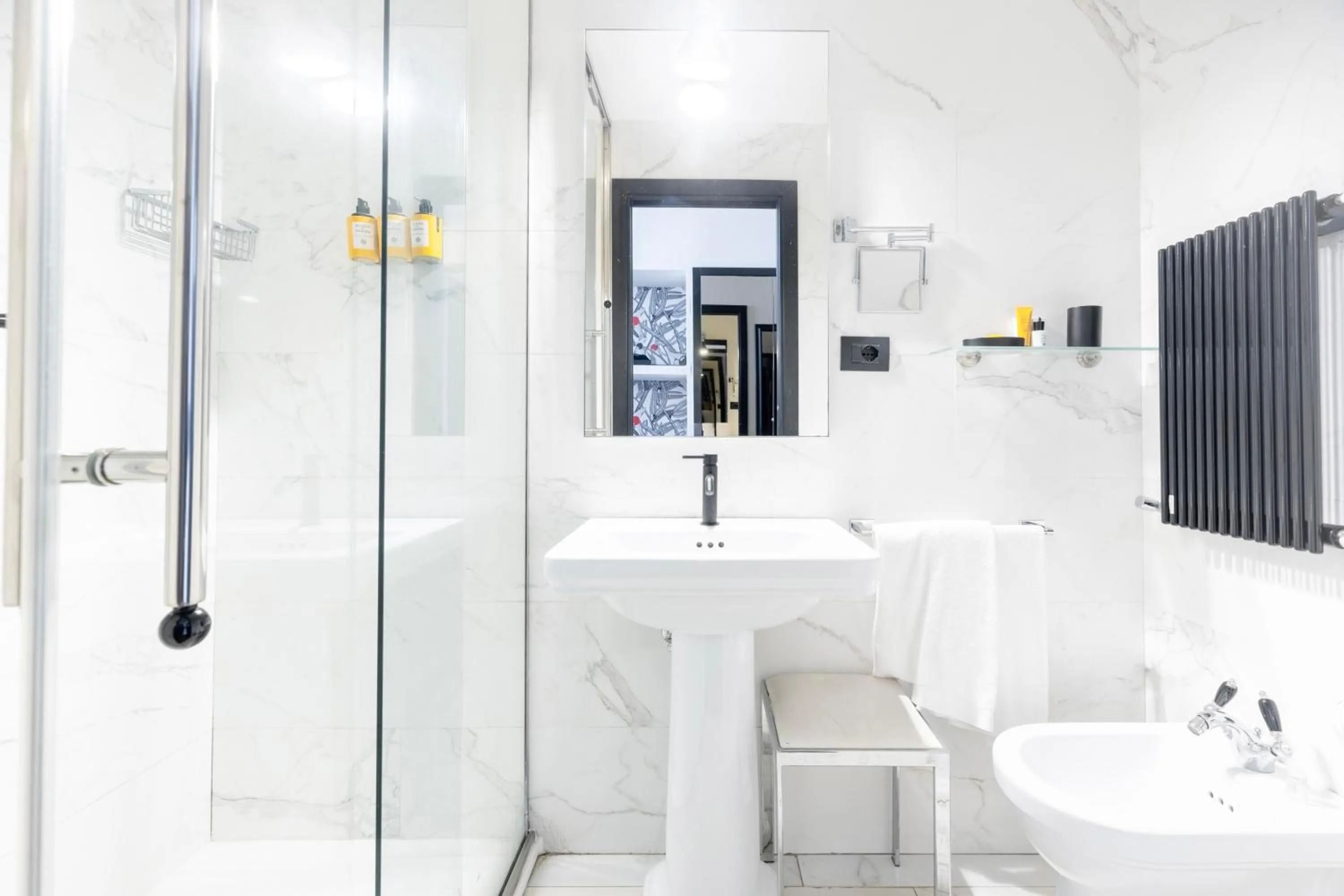 Shower in Roma Luxus Hotel