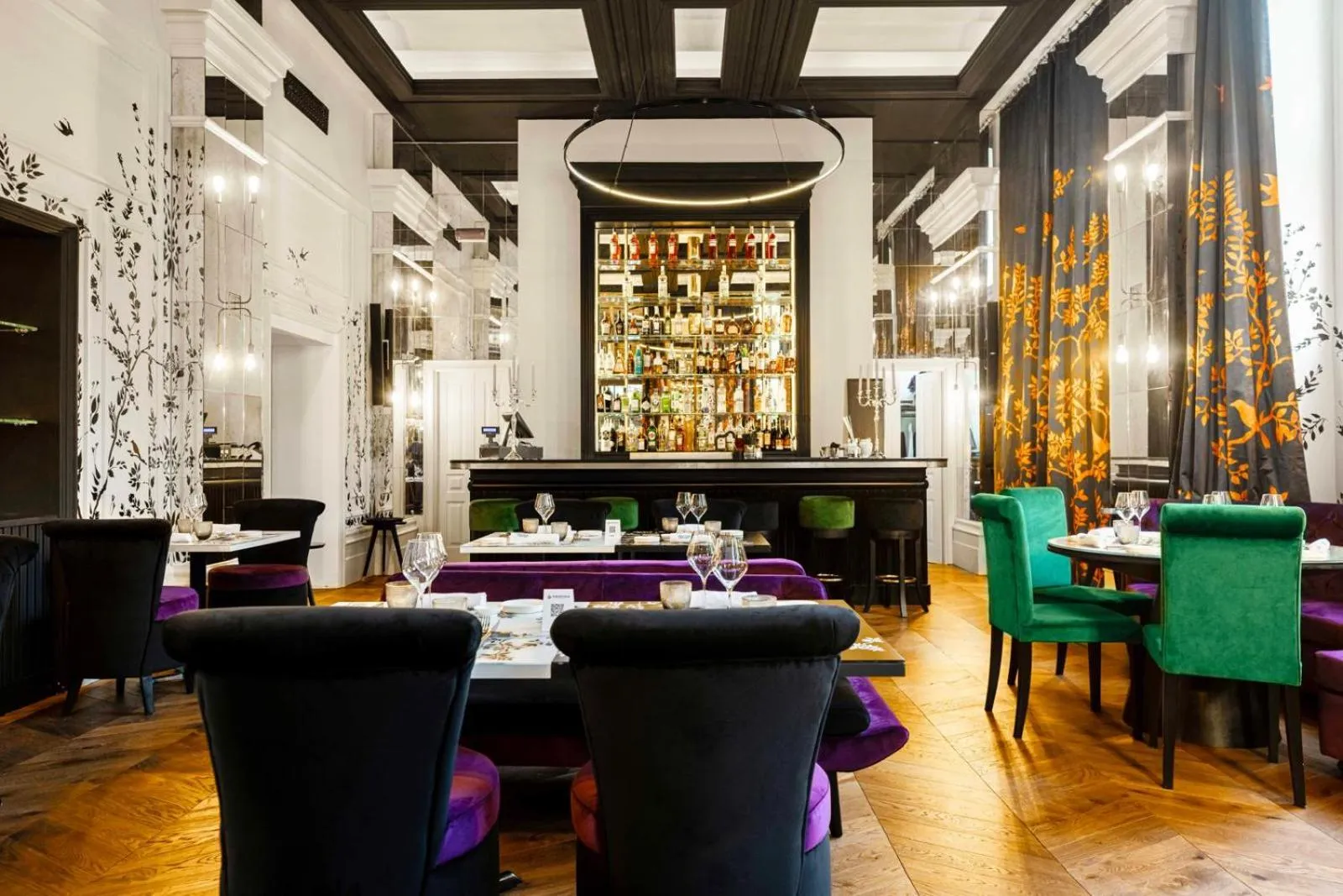 Restaurant/places to eat in Roma Luxus Hotel
