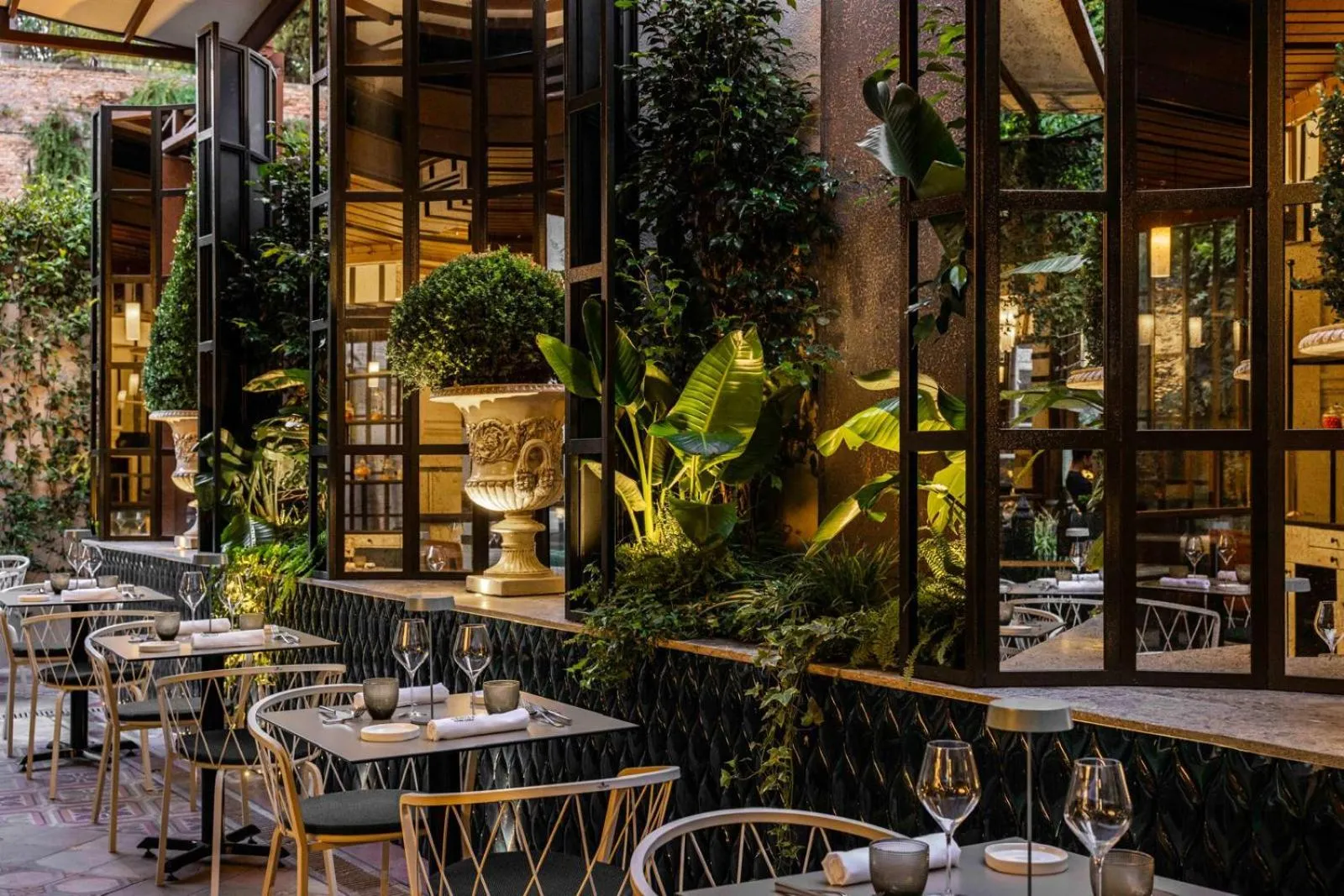 Restaurant/places to eat in Roma Luxus Hotel