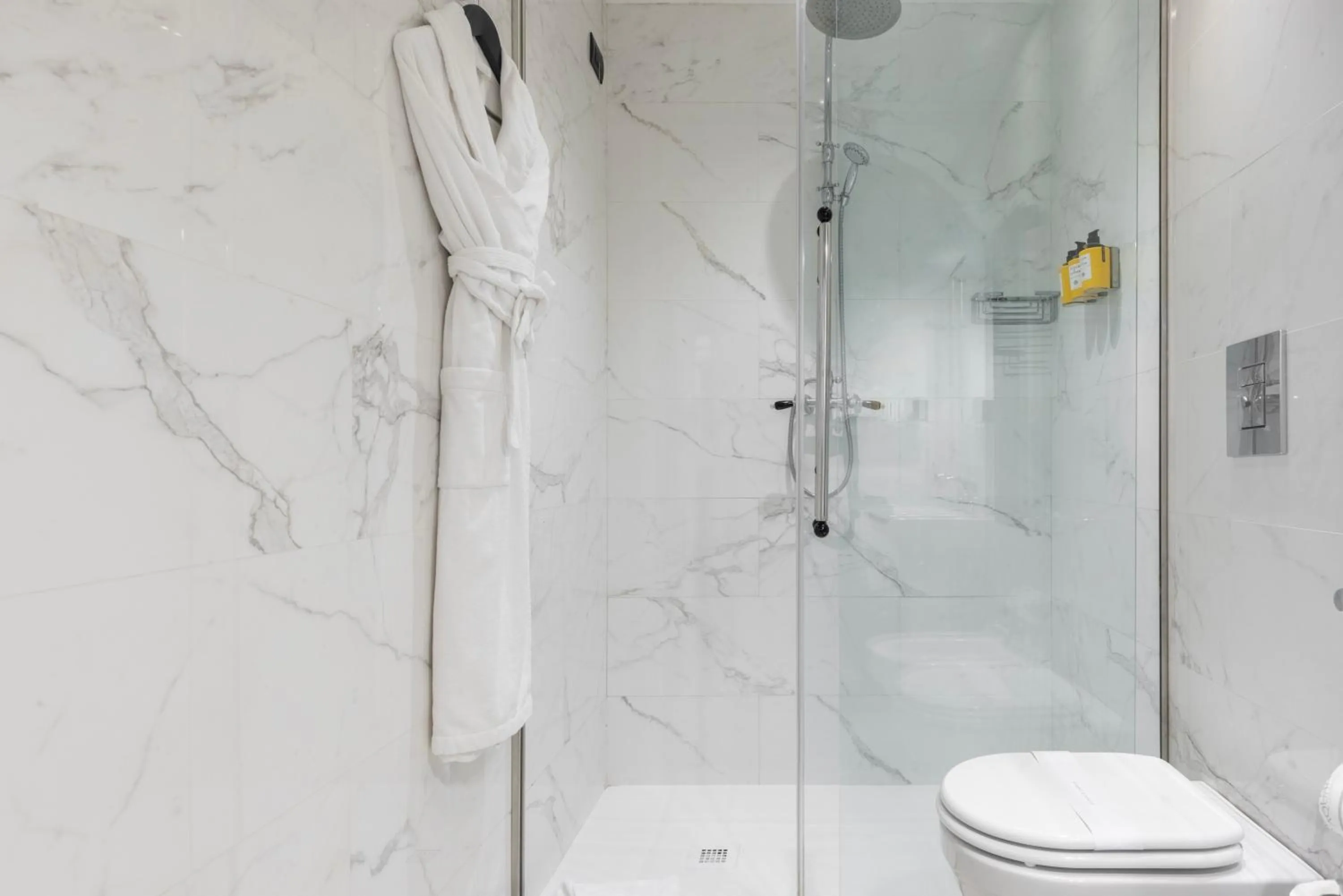 Shower in Roma Luxus Hotel