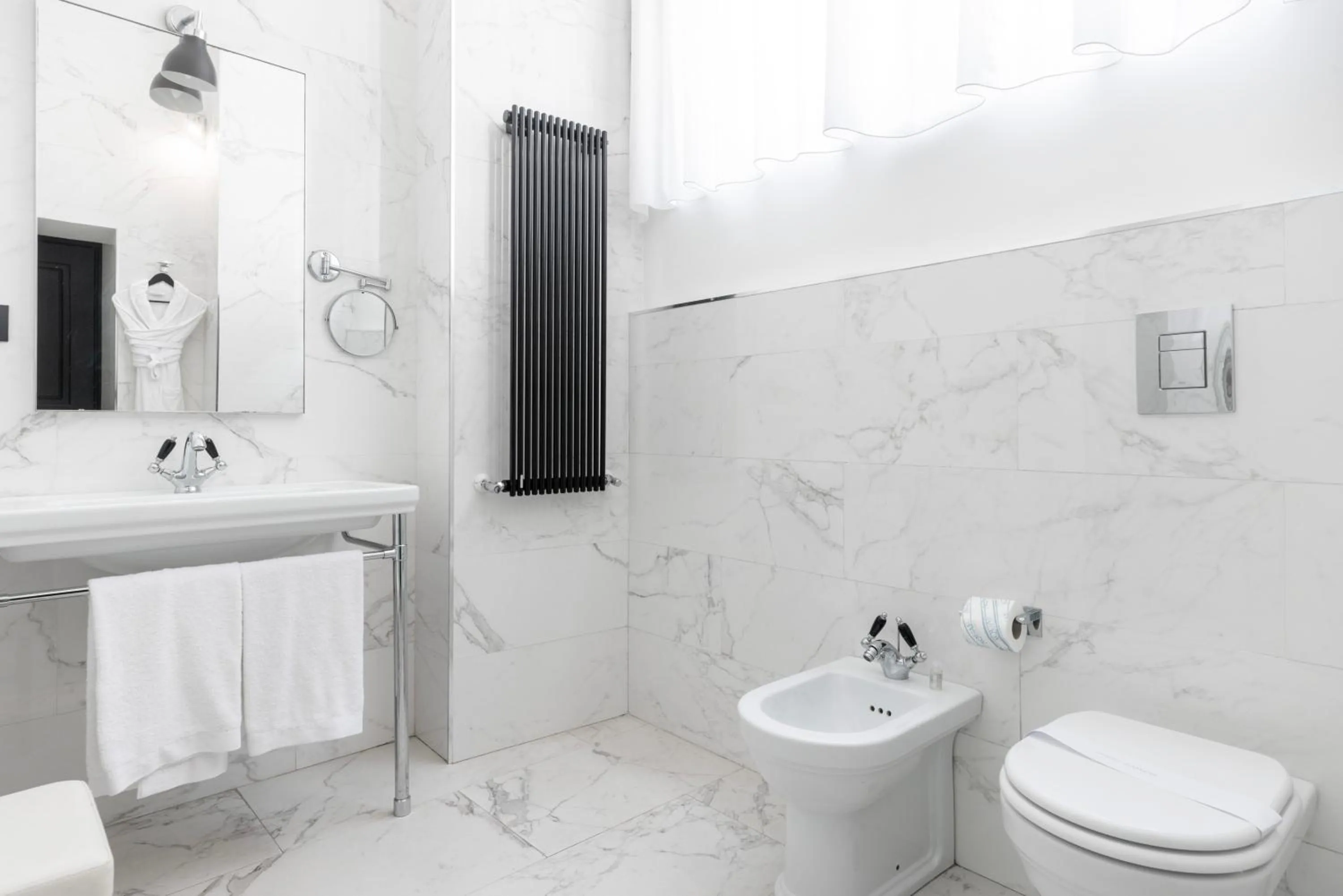 Shower in Roma Luxus Hotel