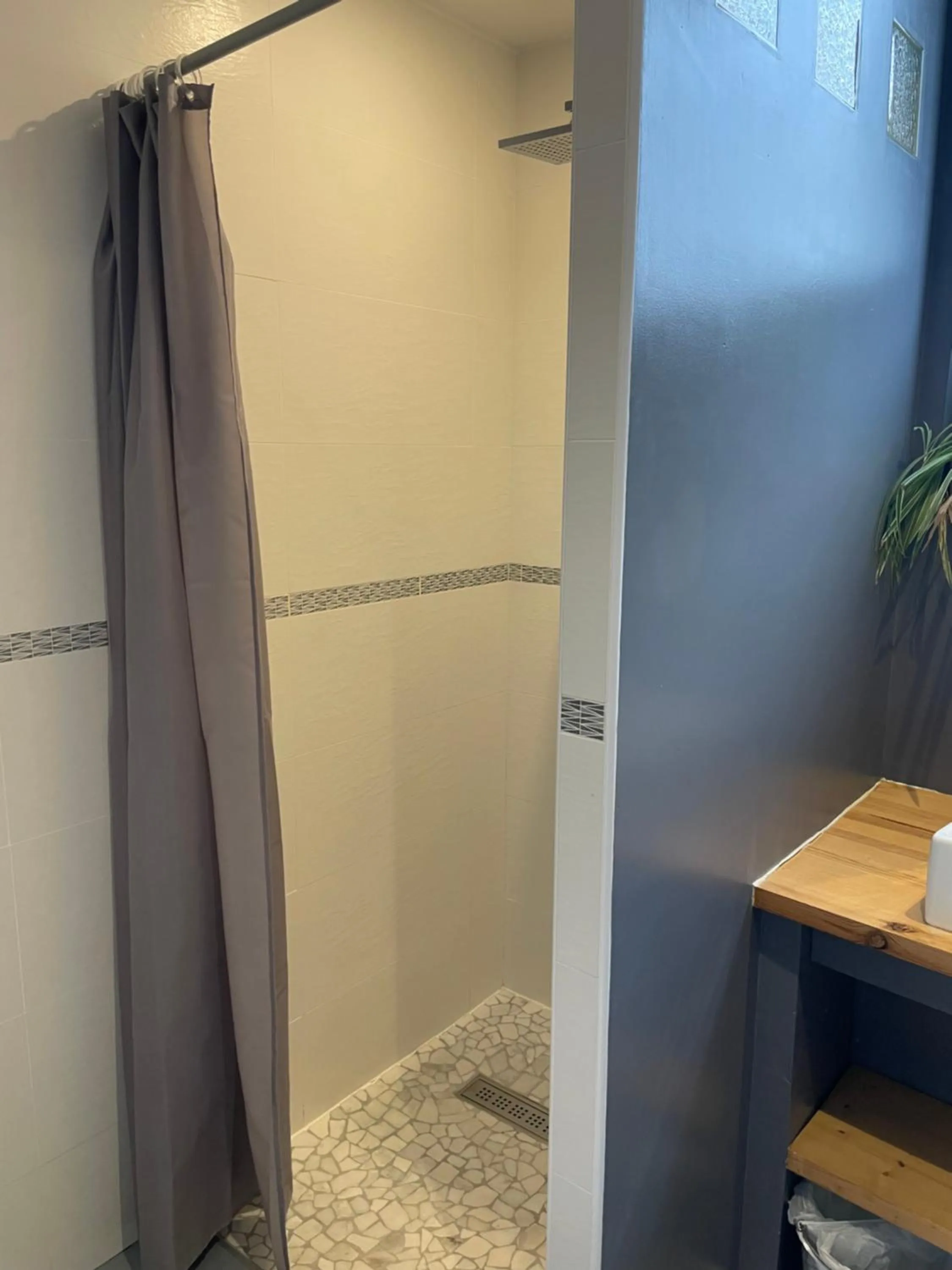 Shower in Au Bois Dormant