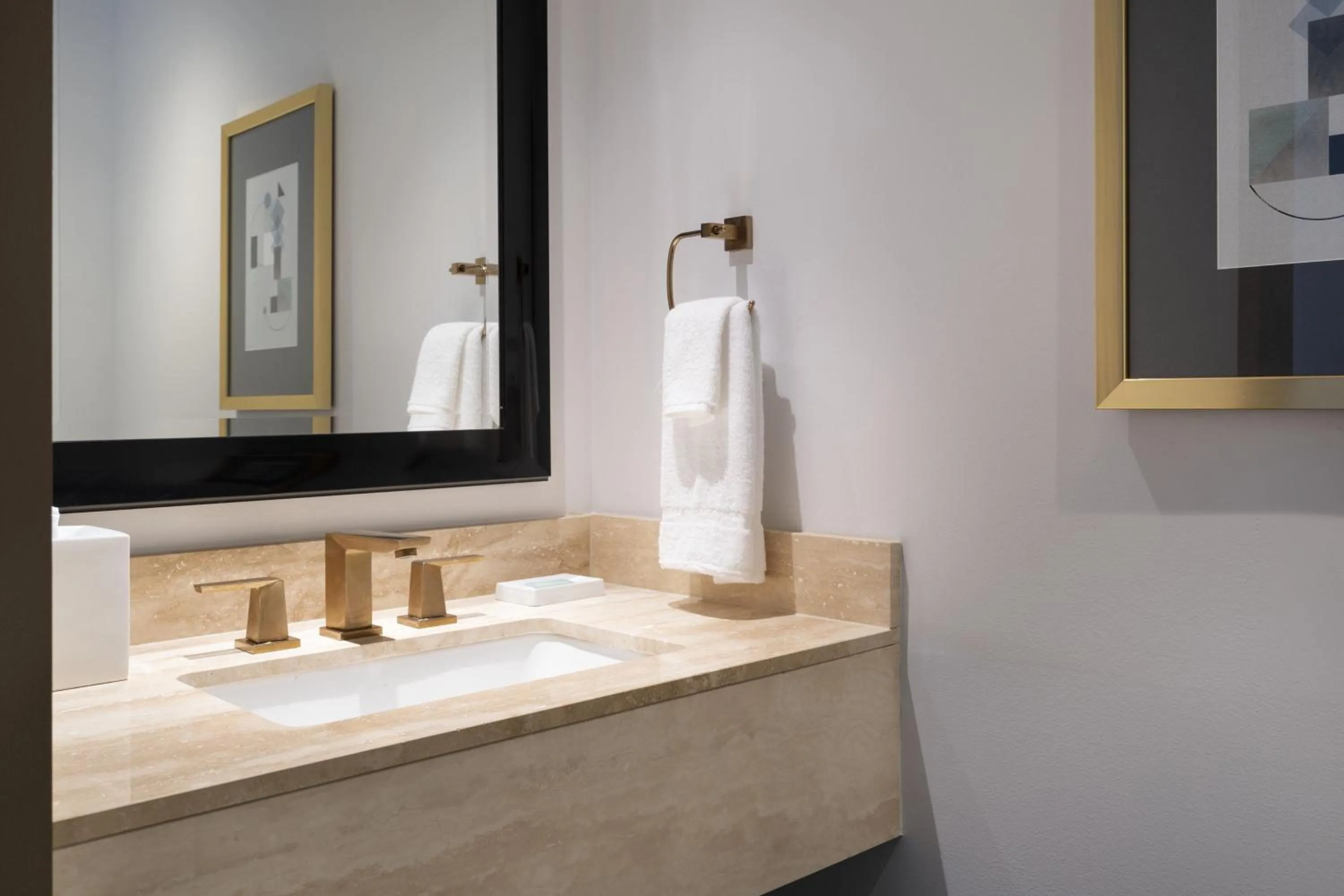 Photo of the whole room in Conrad Chicago