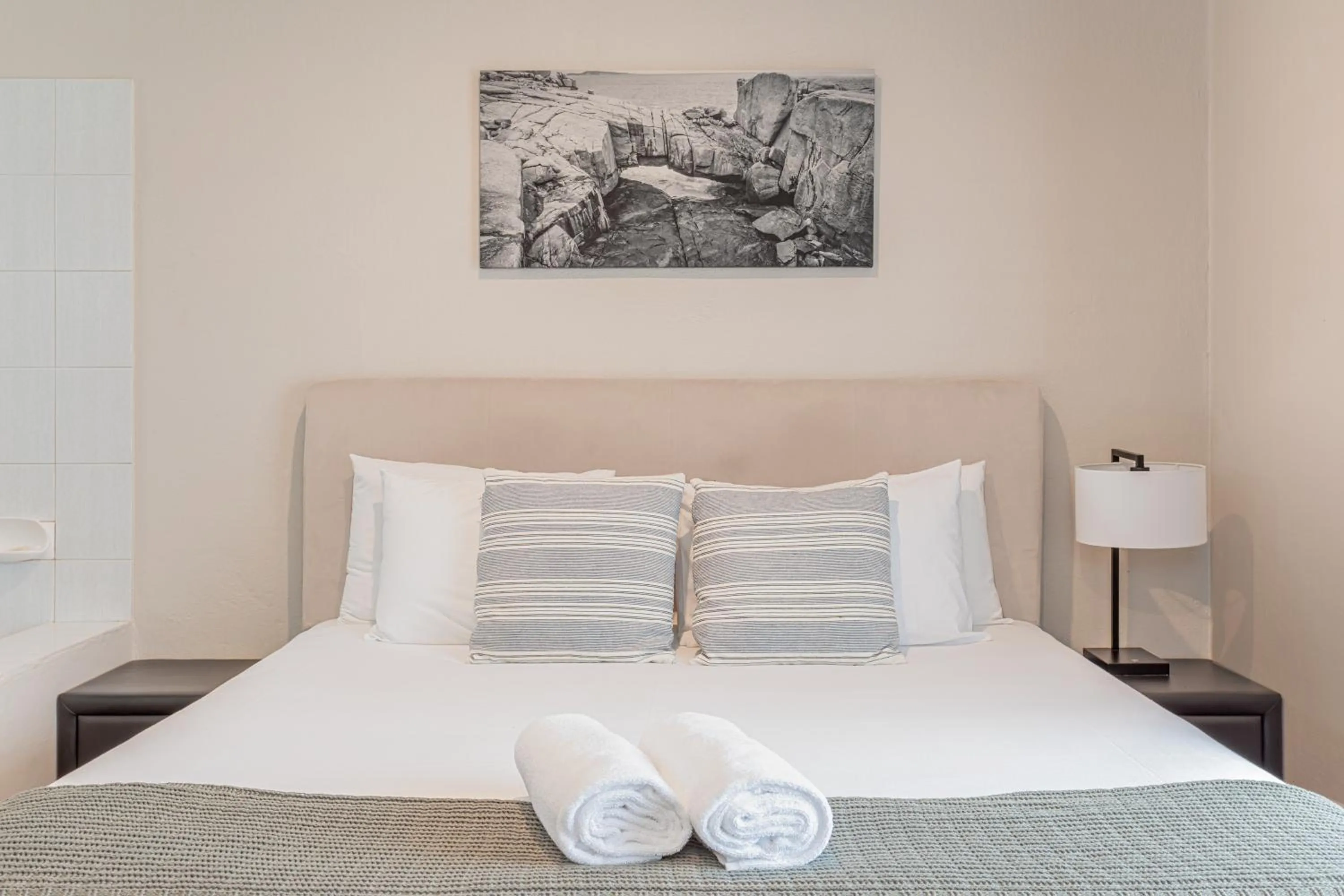 Shower, Bed in Mandala Ace Albany Hotel