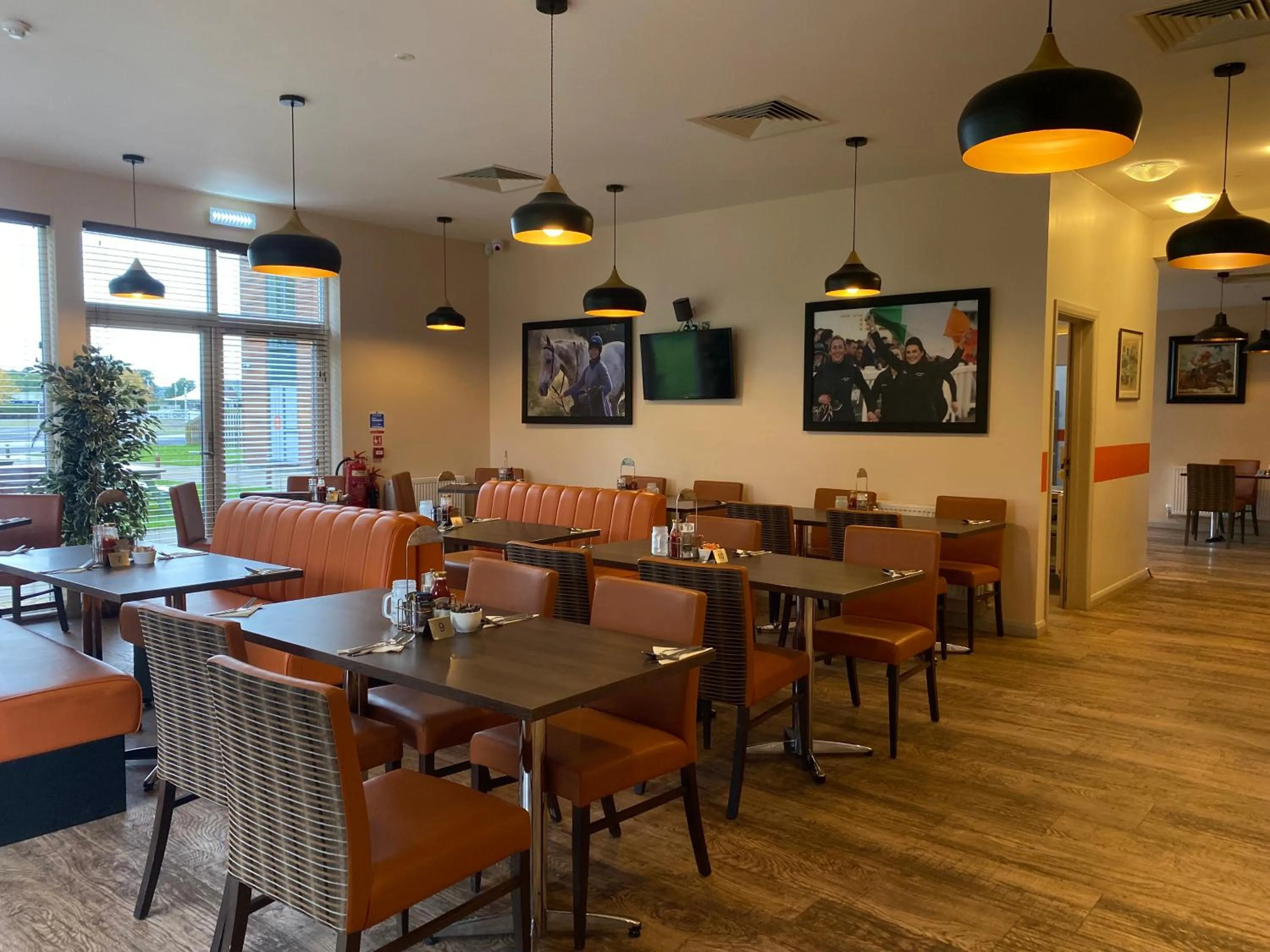 Restaurant/places to eat in The Lodge At Perth Racecourse