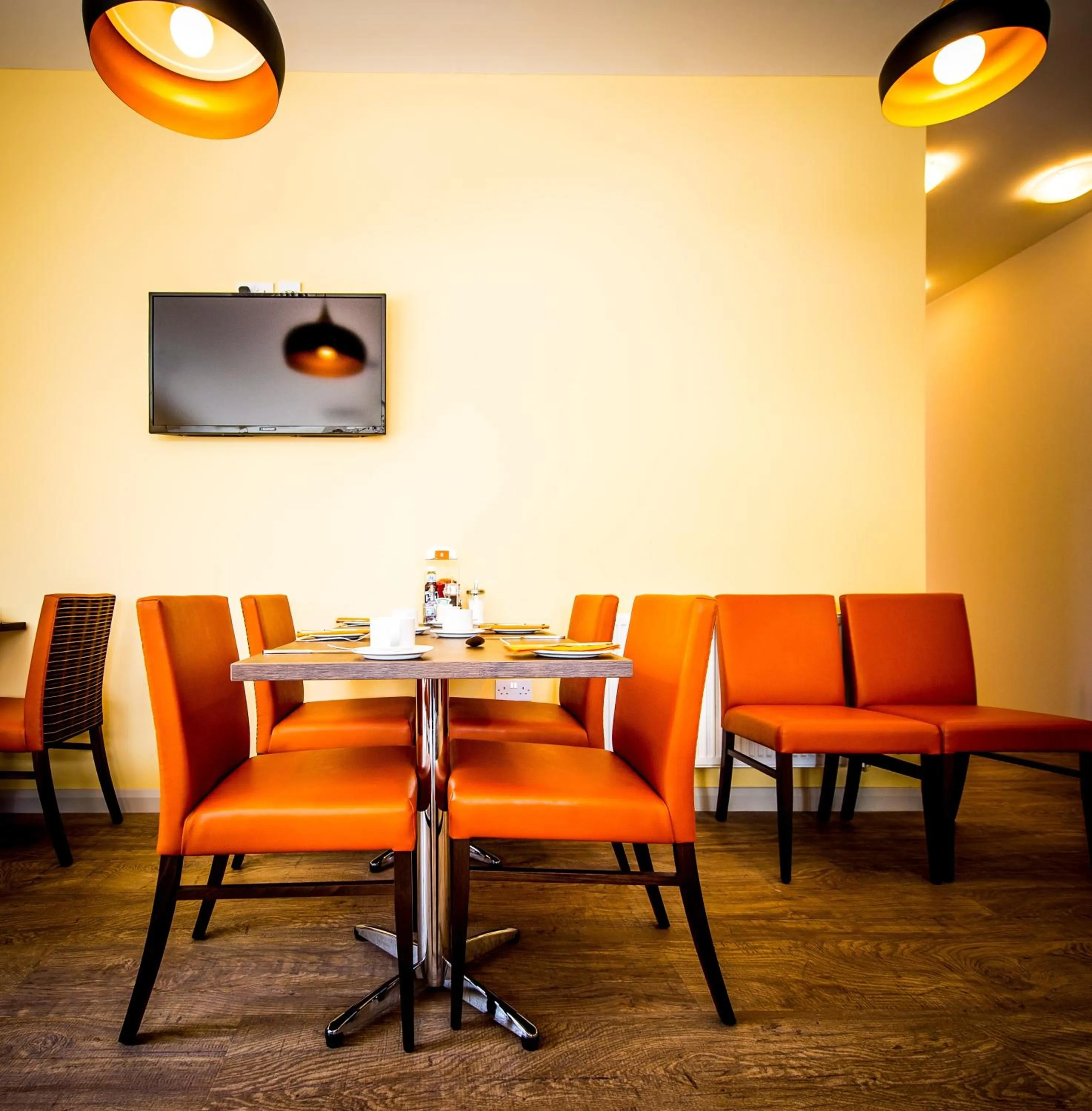 Restaurant/places to eat in The Lodge At Perth Racecourse