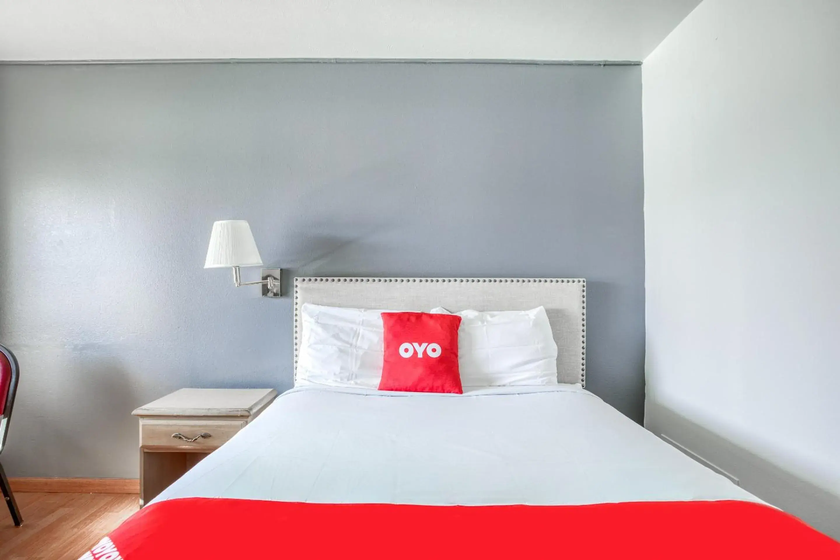 Queen Bed Smoking in OYO Hotel Heber Springs Lakeside Queen Bed Smoking in OYO Hotel Heber Springs Lakeside