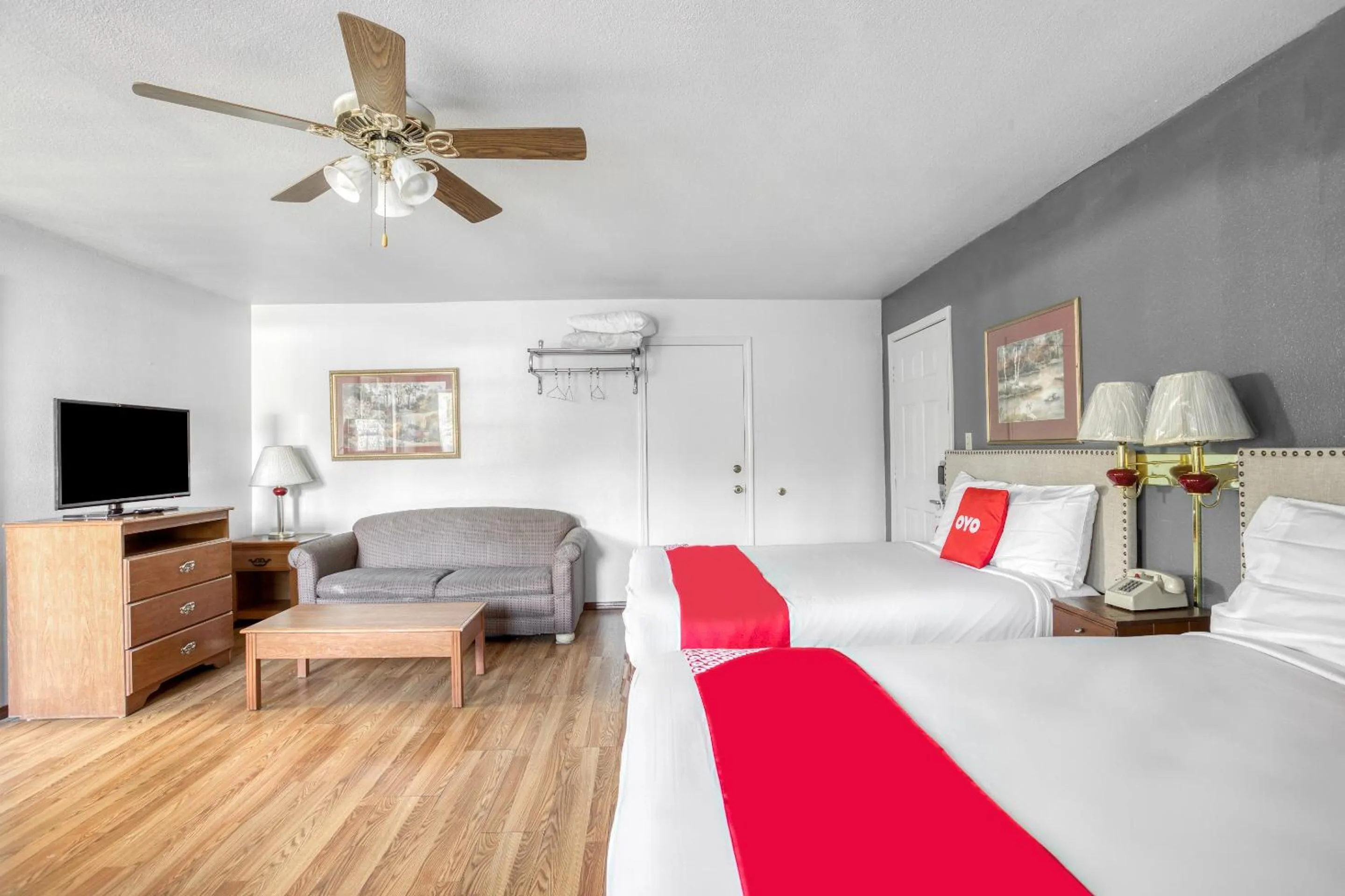 Bedroom in OYO Hotel Heber Springs Lakeside