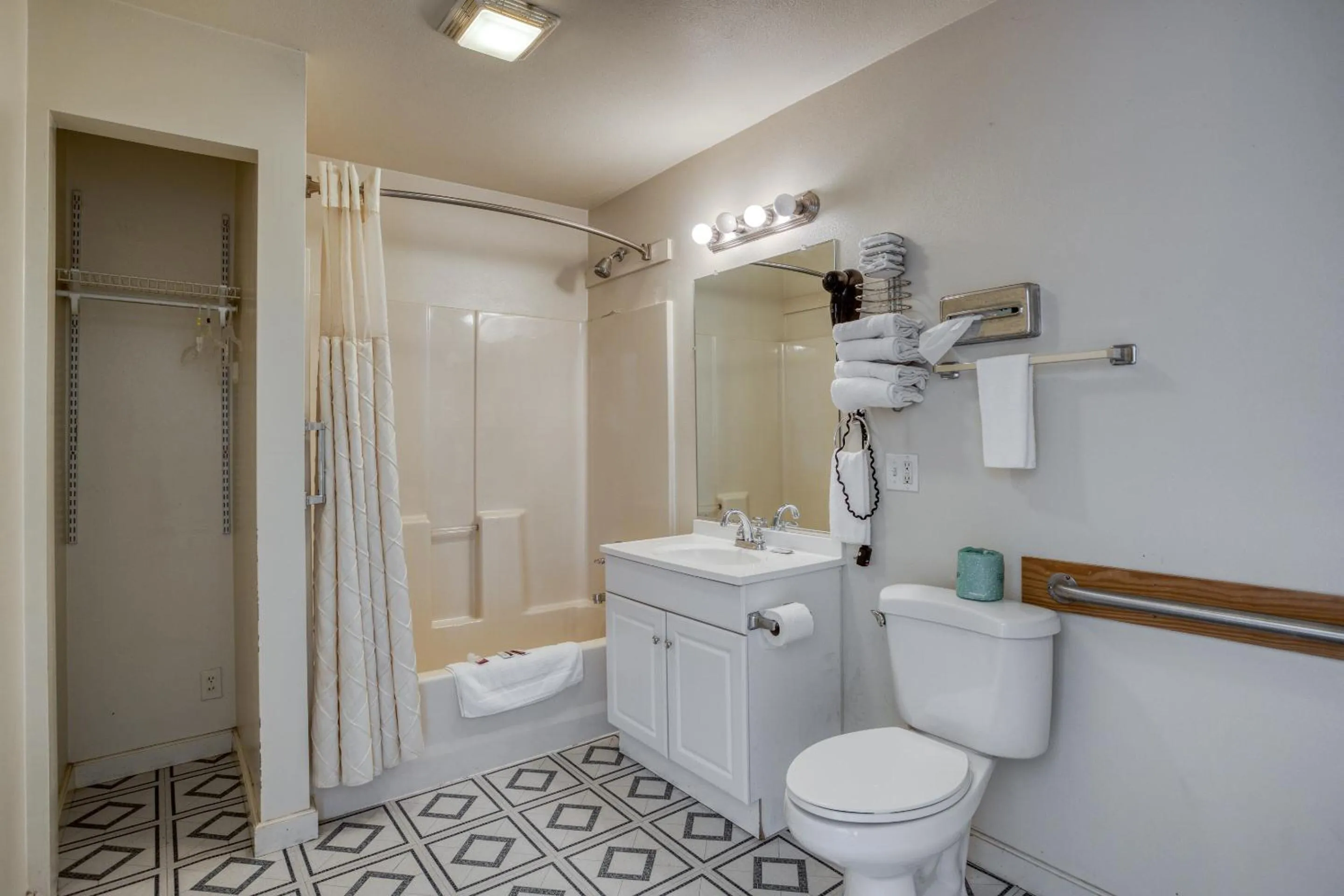 Bathroom in OYO Hotel Heber Springs Lakeside