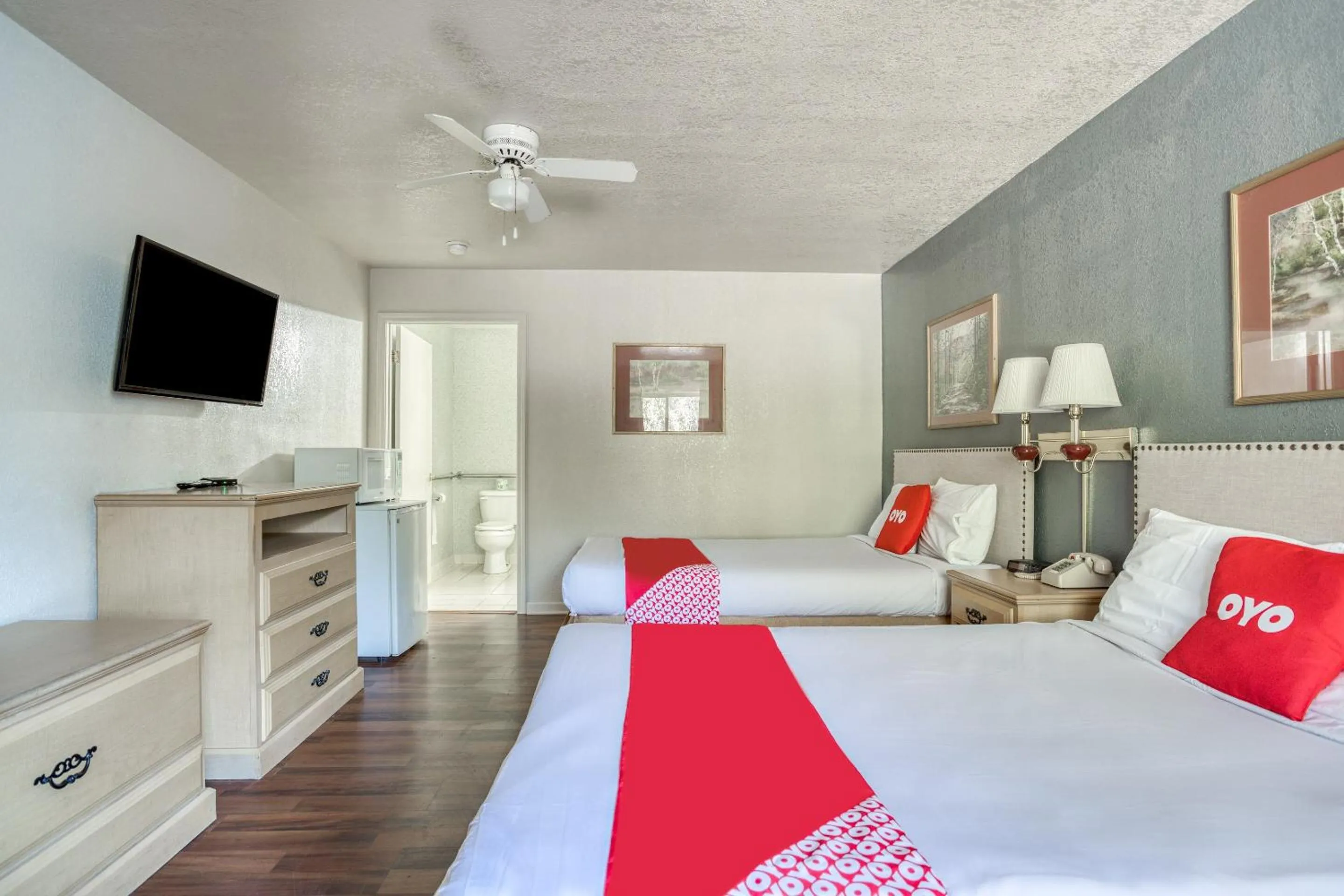 Bedroom in OYO Hotel Heber Springs Lakeside