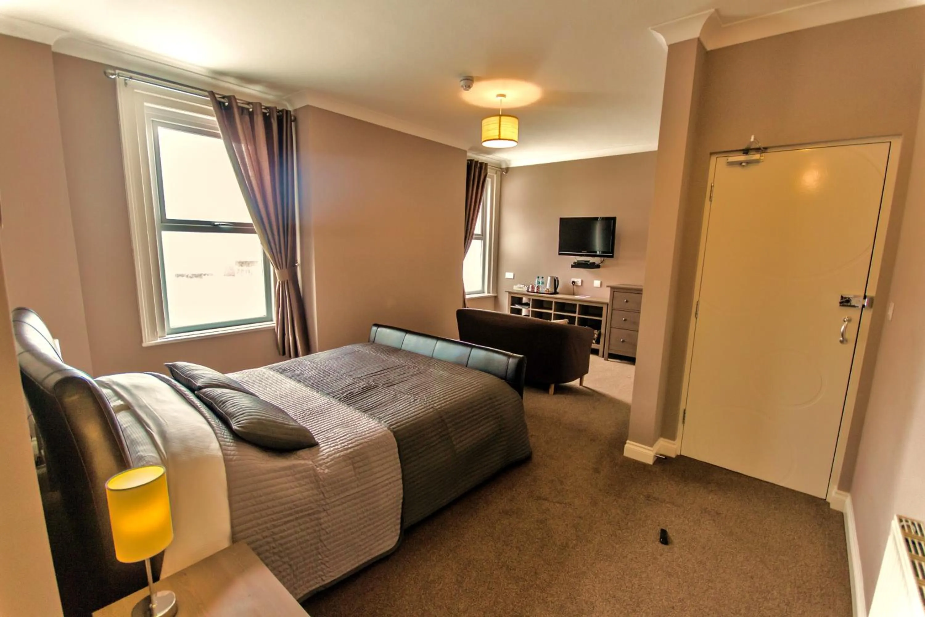 Photo of the whole room, Bed in shoreside inn