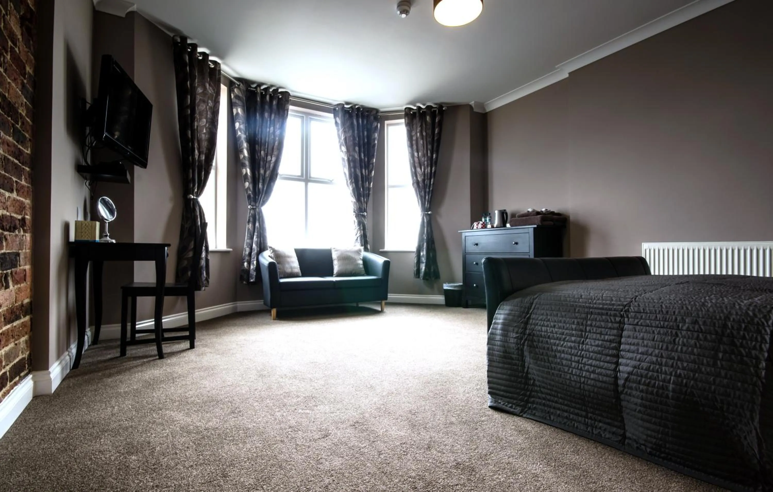 Photo of the whole room, Bed in shoreside inn