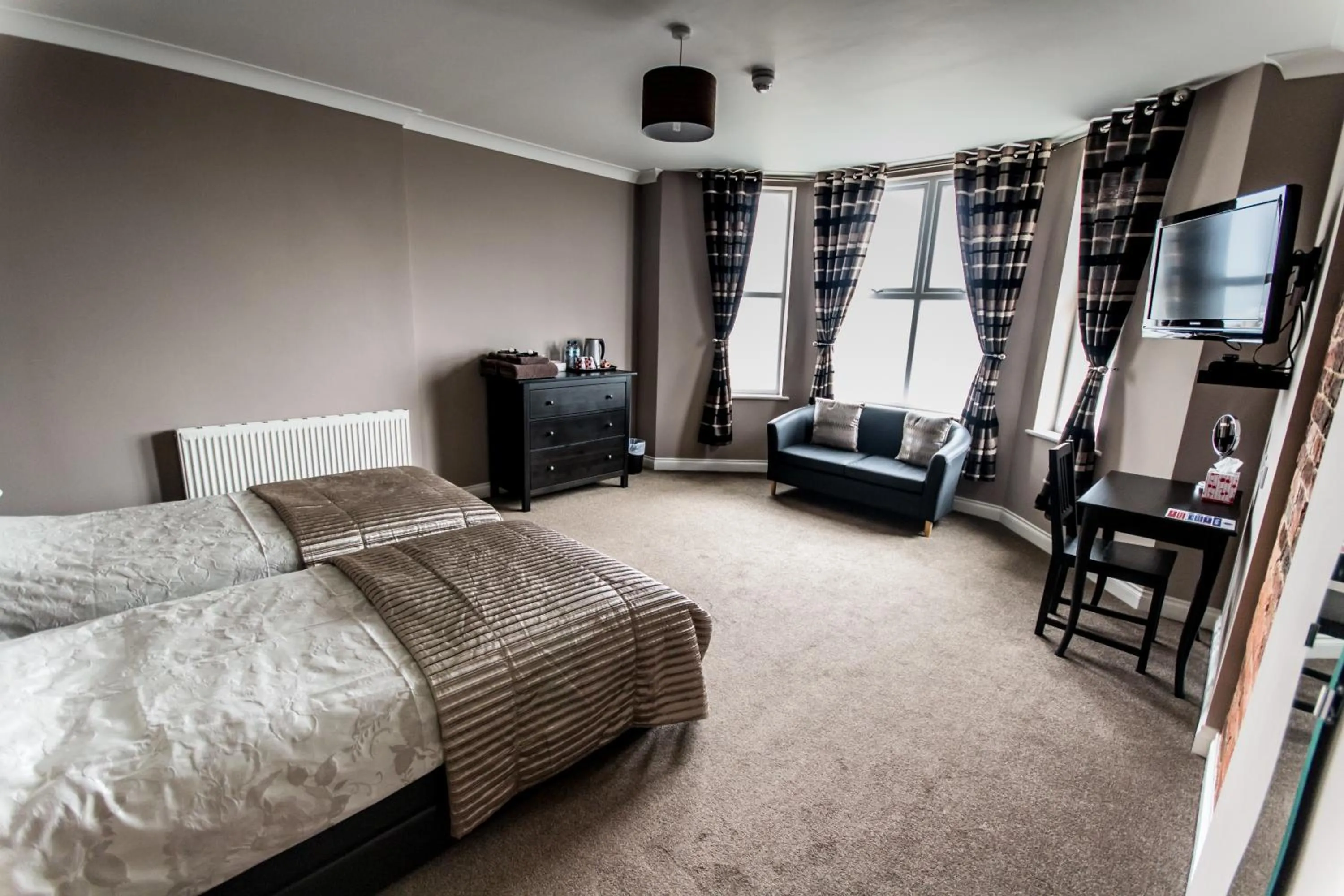 Photo of the whole room, Bed in shoreside inn