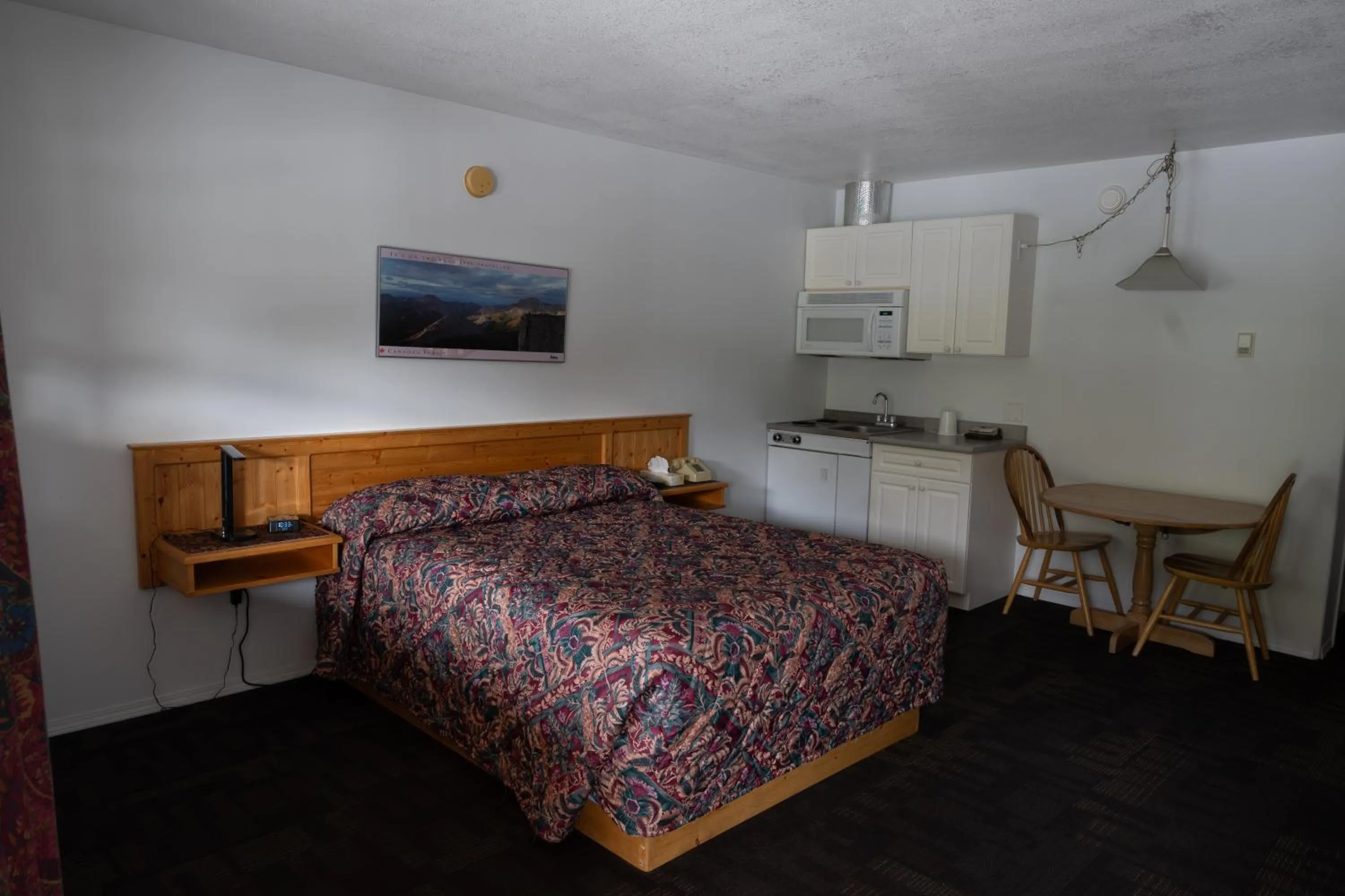 Kitchen or kitchenette, Bed in Bonanza Gold Motel & RV Park