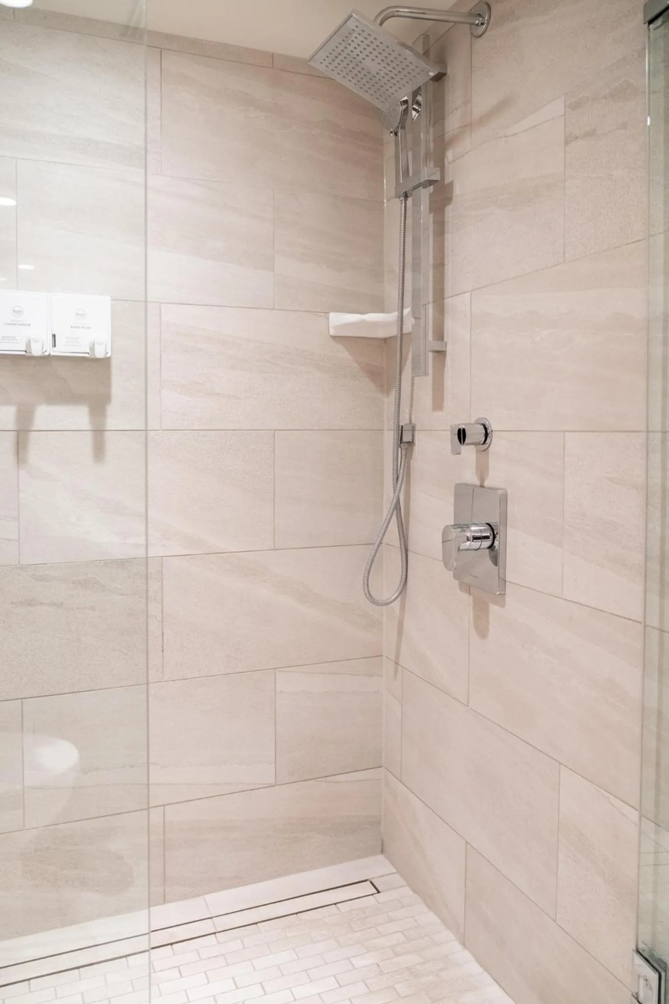 Shower in Moose Hotel and Suites