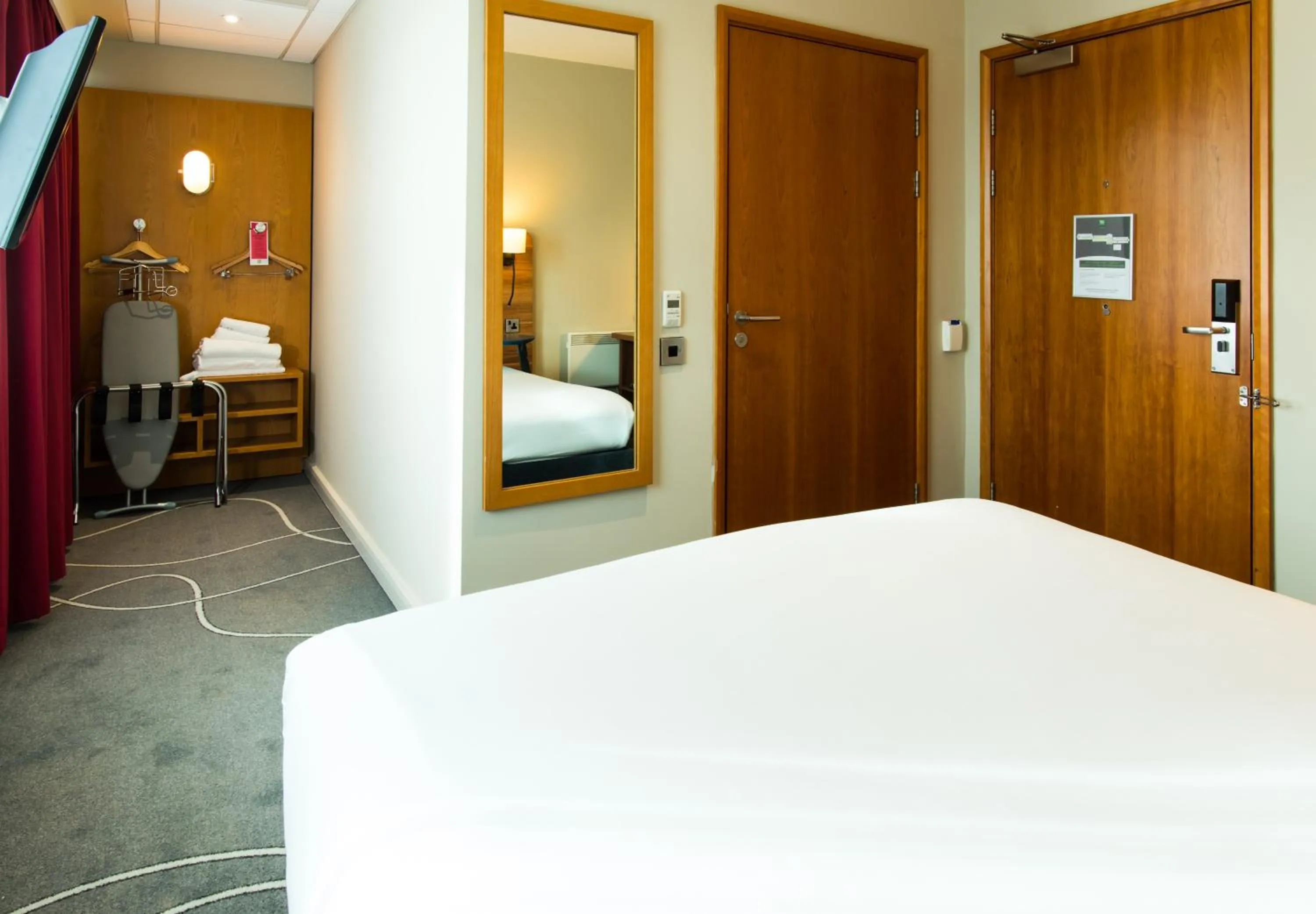 Photo of the whole room, Bed in ibis Styles Birmingham NEC & Airport