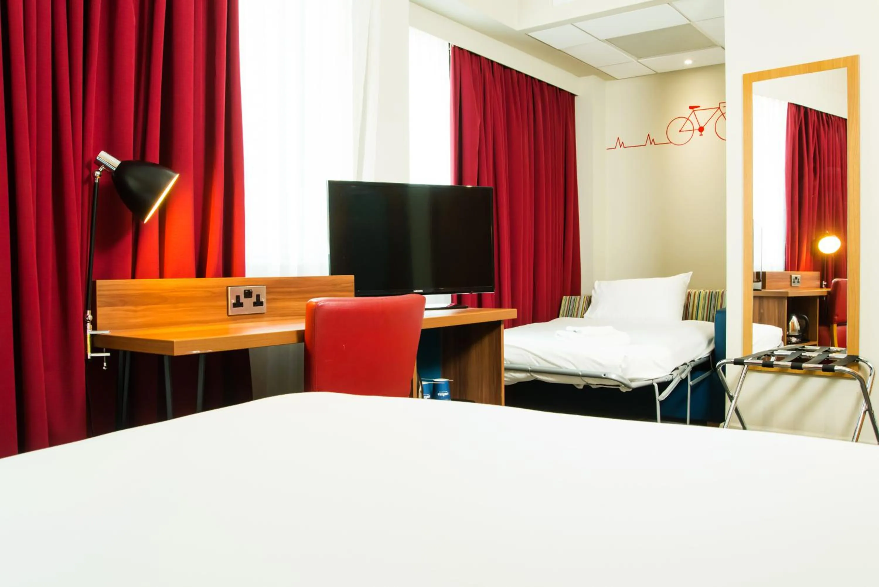 Photo of the whole room, Bed in ibis Styles Birmingham NEC & Airport
