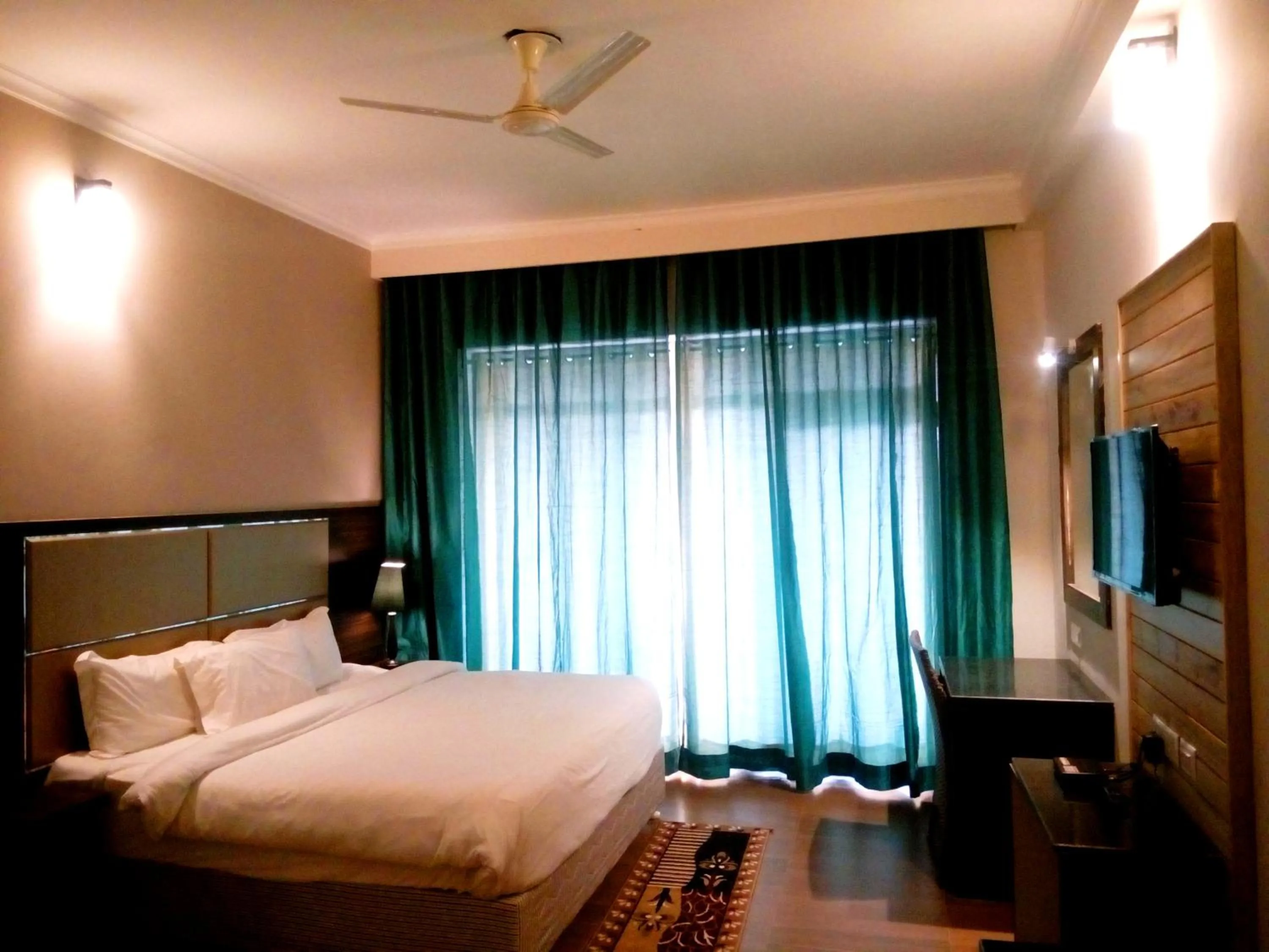 group of guests in Riverarch Greenfields Resort