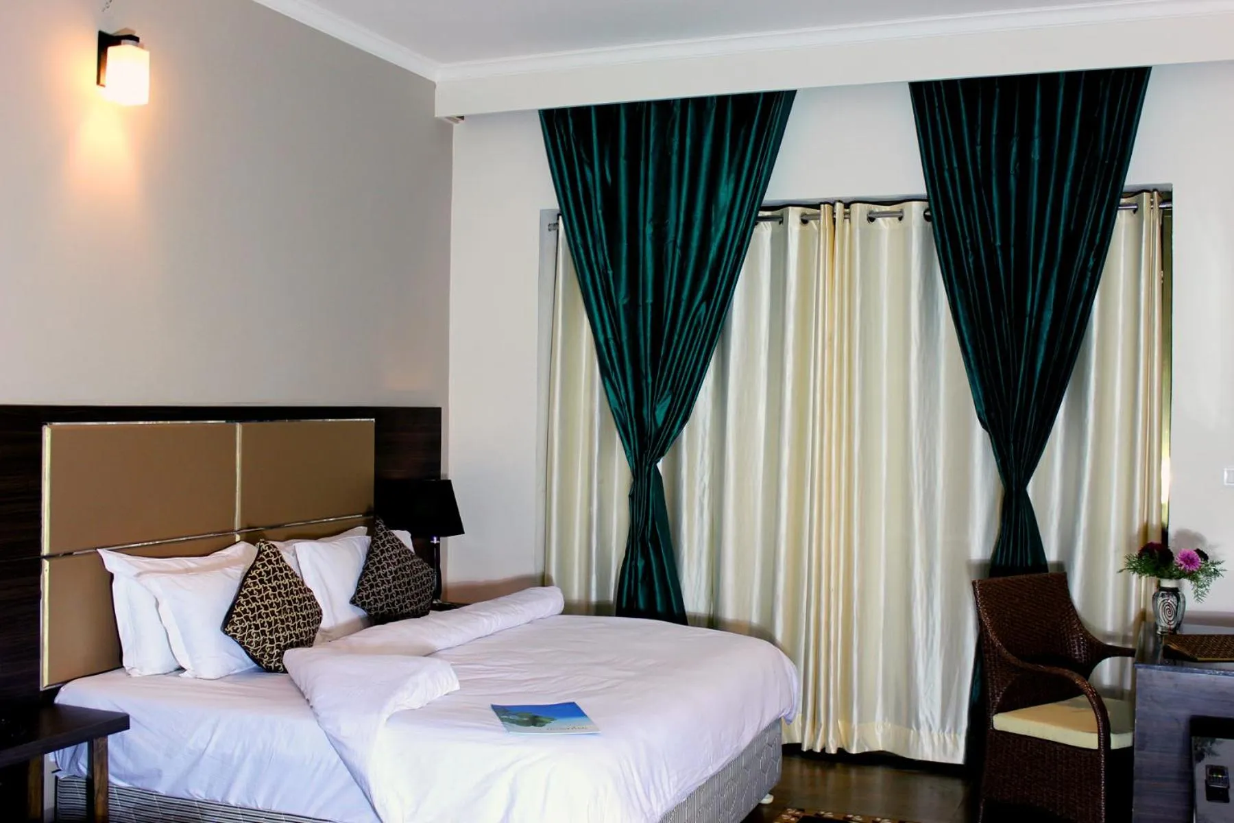 Food and drinks in Riverarch Greenfields Resort