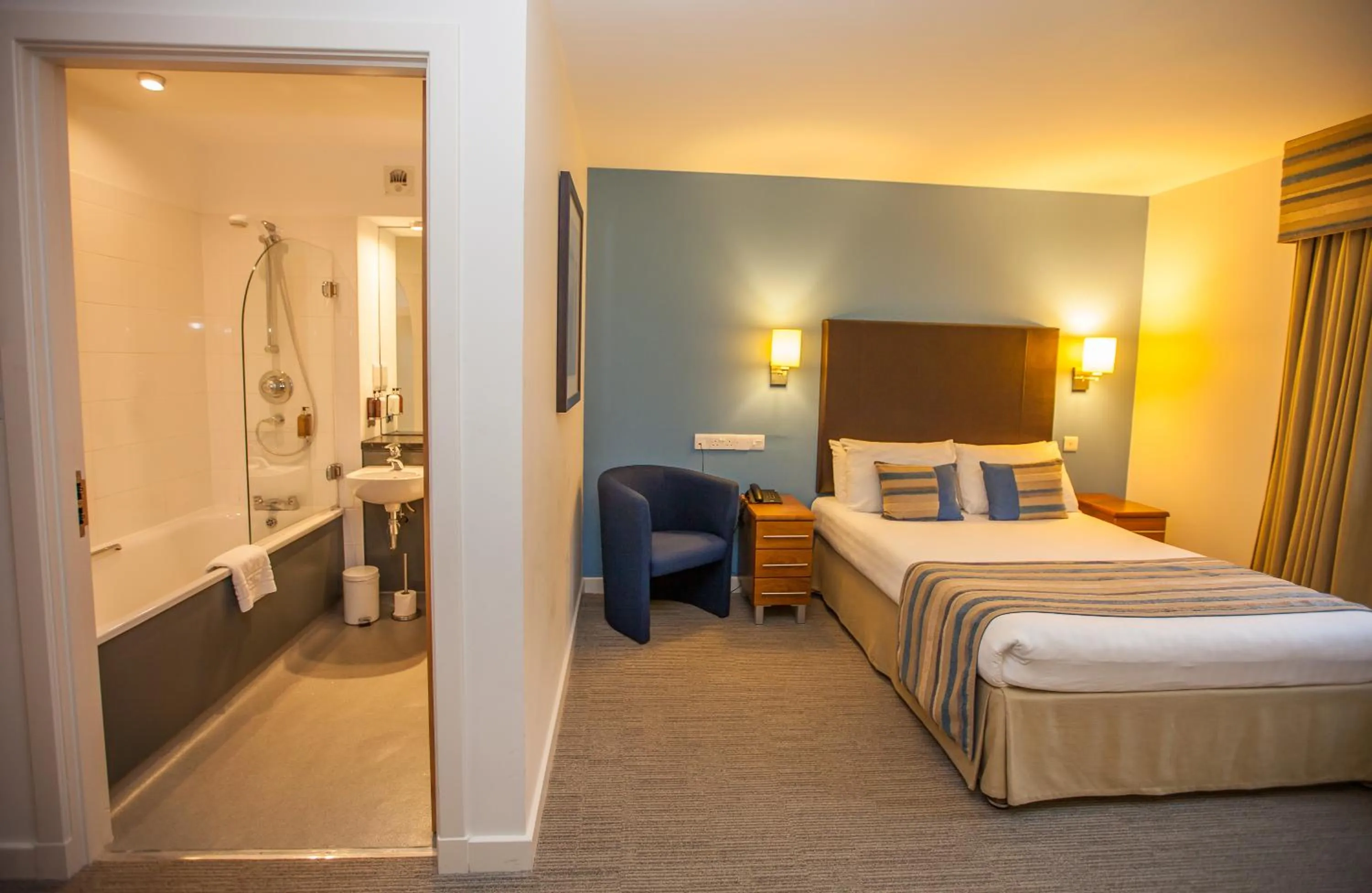 Bed in Stirling Court Hotel