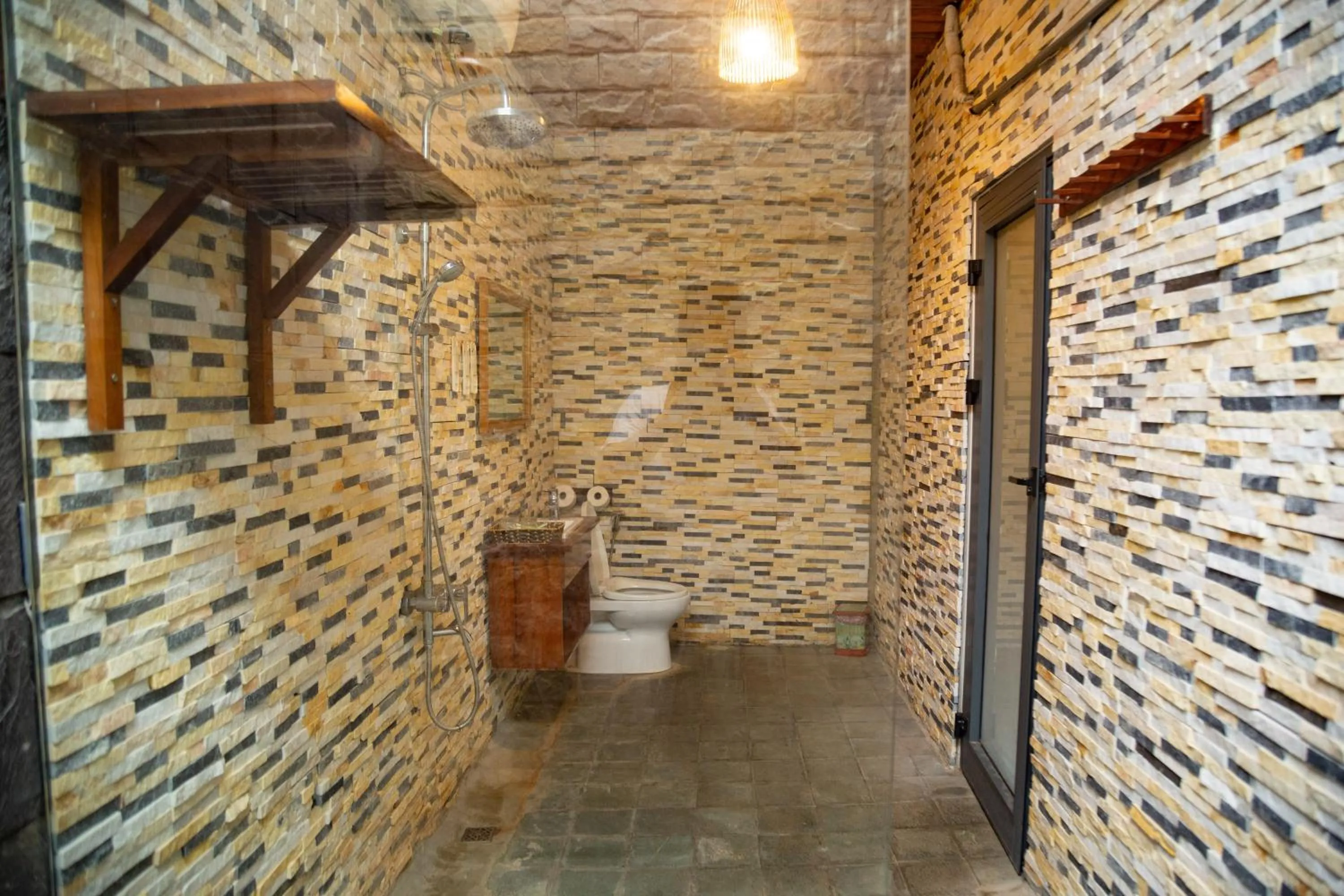 Toilet in Jungle Boss Travel Lodge