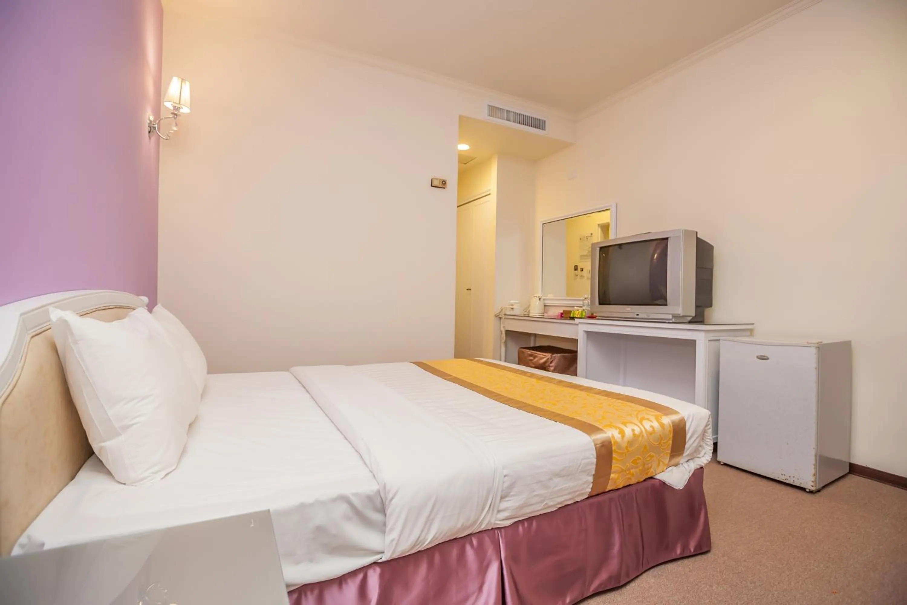 Photo of the whole room, Bed in Ming Zhi Hot Spring Hotel Building A