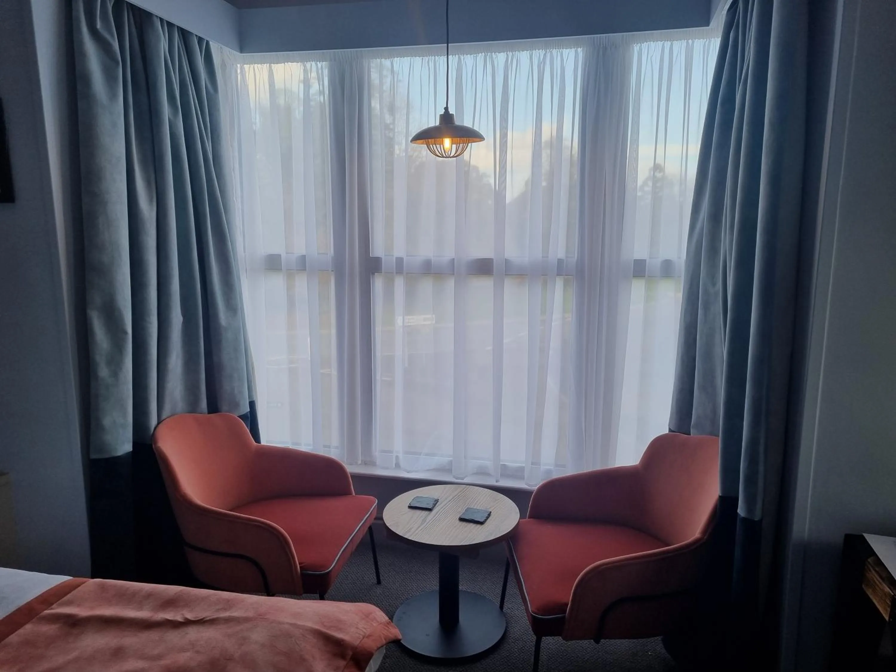 Bedroom, Bed in Anglesey Arms Hotel