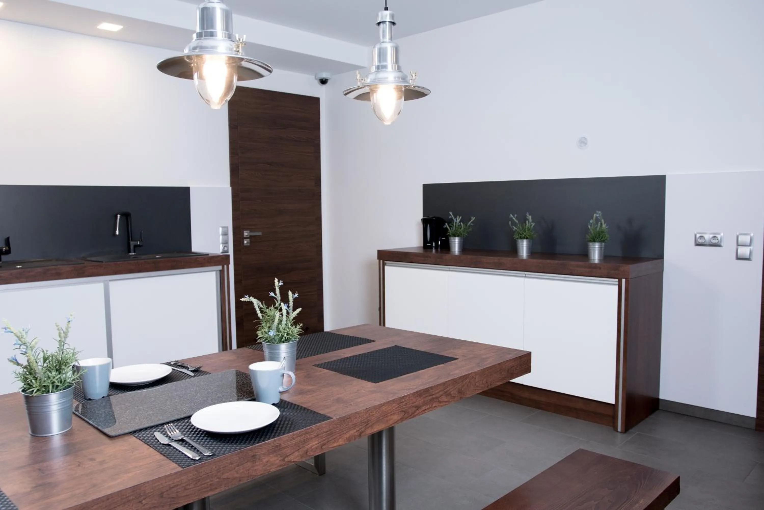 Communal kitchen in Triumph Inn Pension