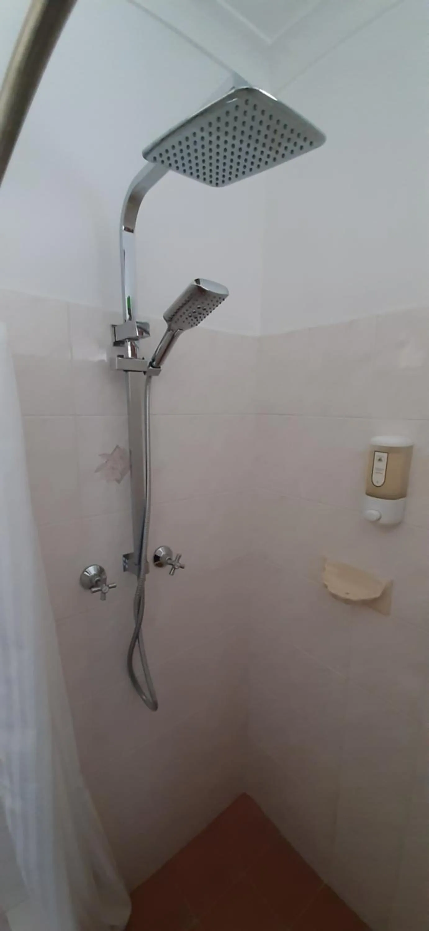 Shower in Karuah Gardens Motel