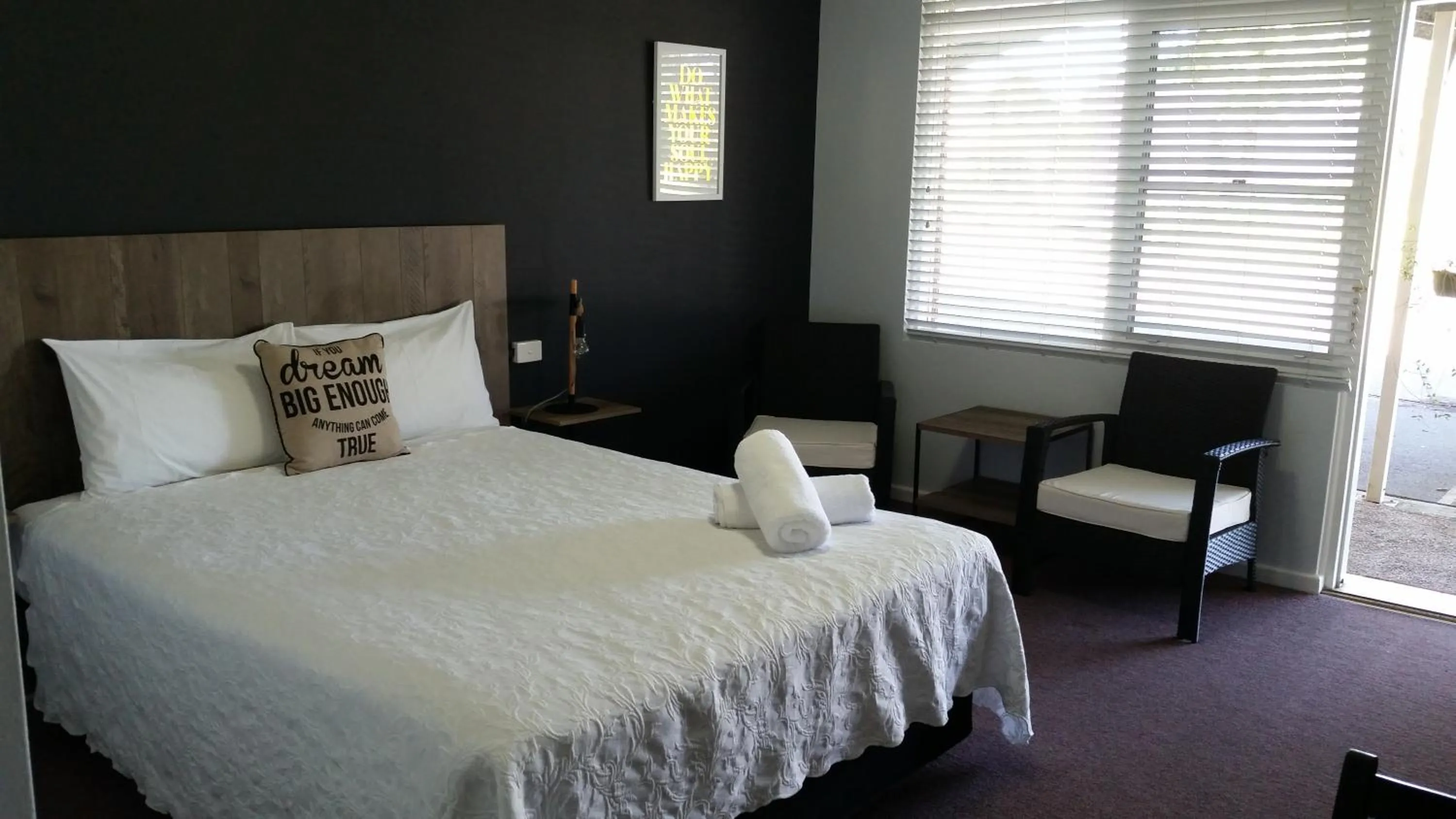Decorative detail, Bed in Karuah Gardens Motel