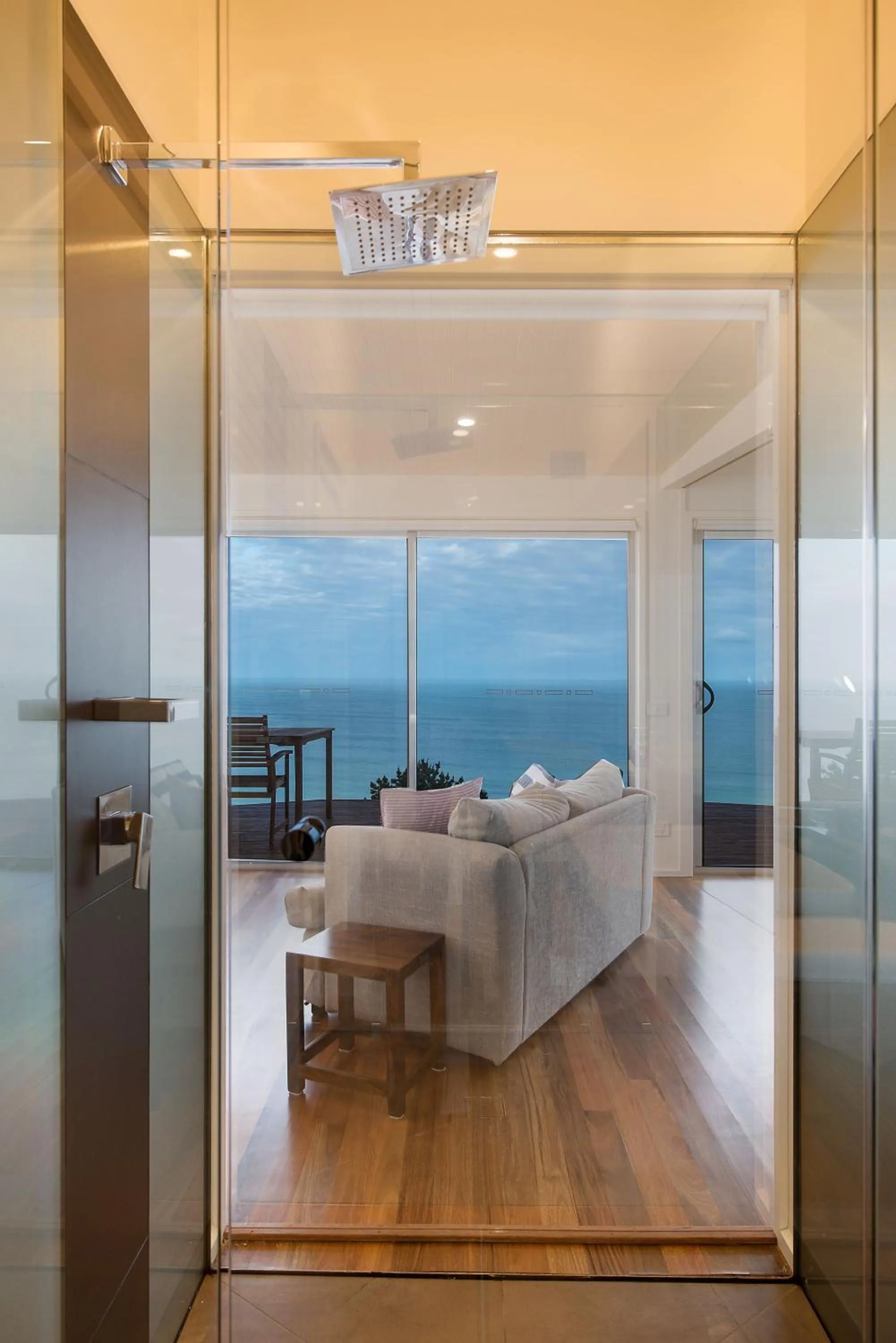 Shower, Bed in Seafarers Getaway