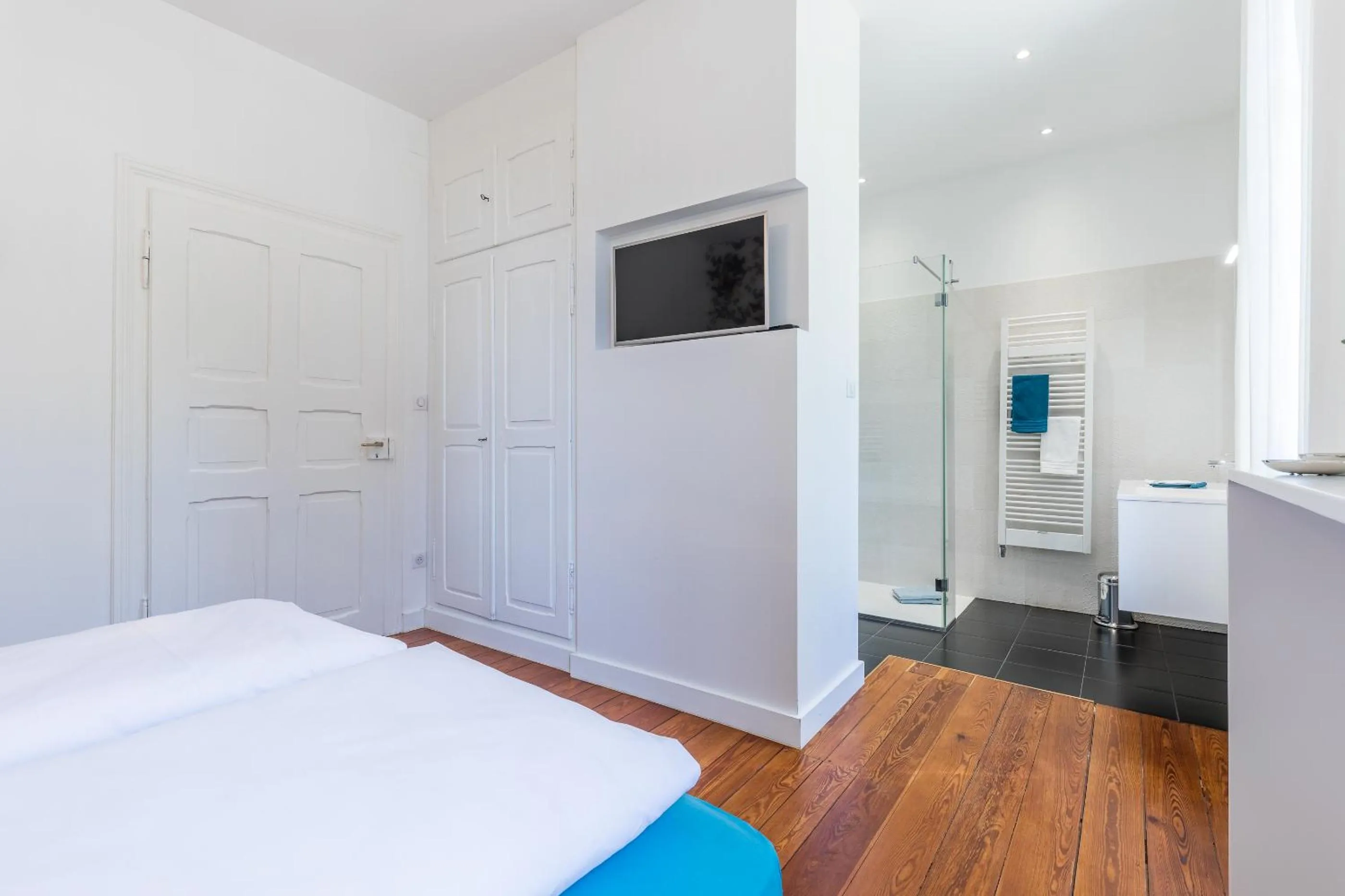 Bathroom, Bed in Chambre d'hôtes Du côté des remparts