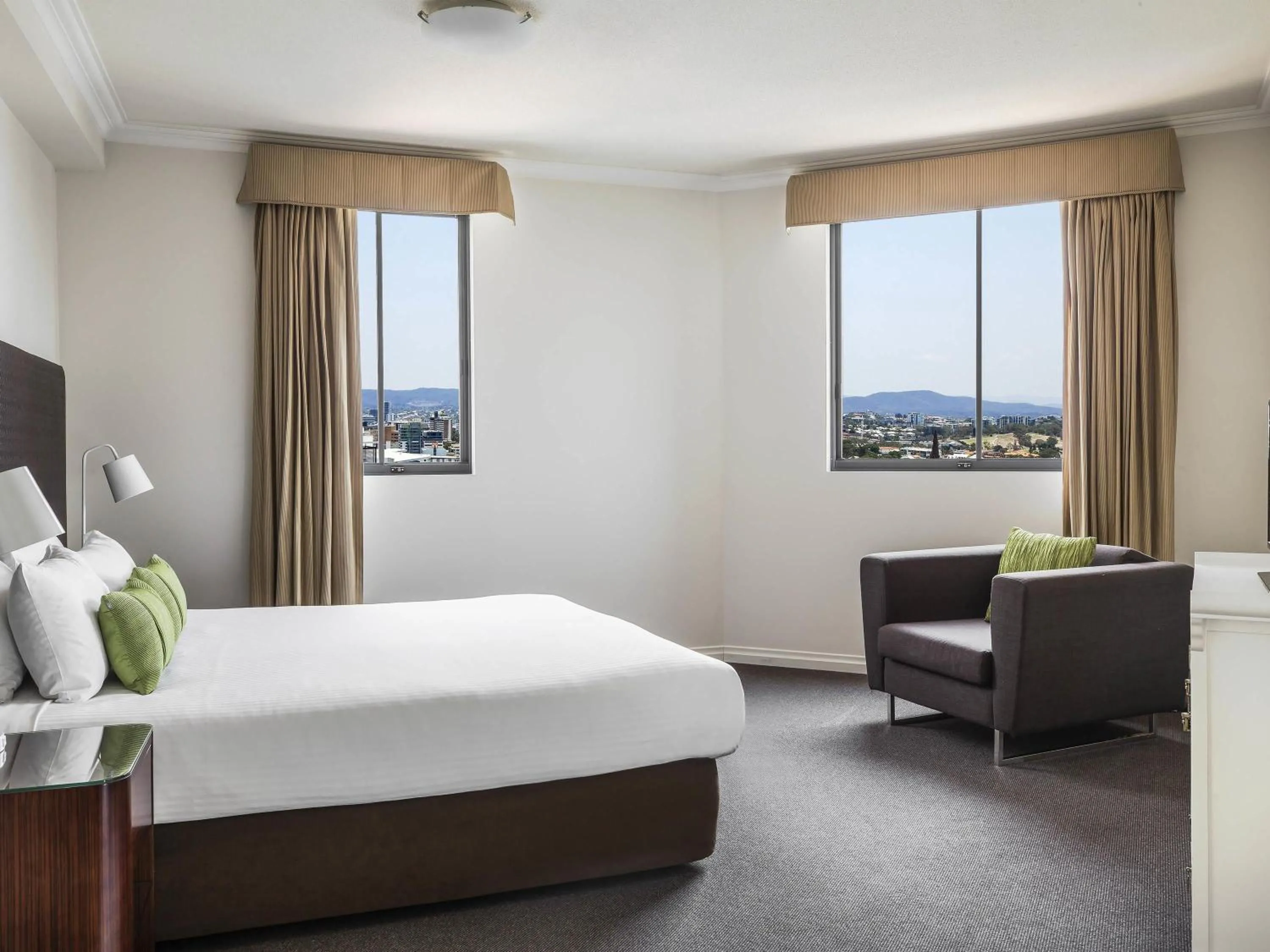 Bedroom, Bed in Mantra on Queen