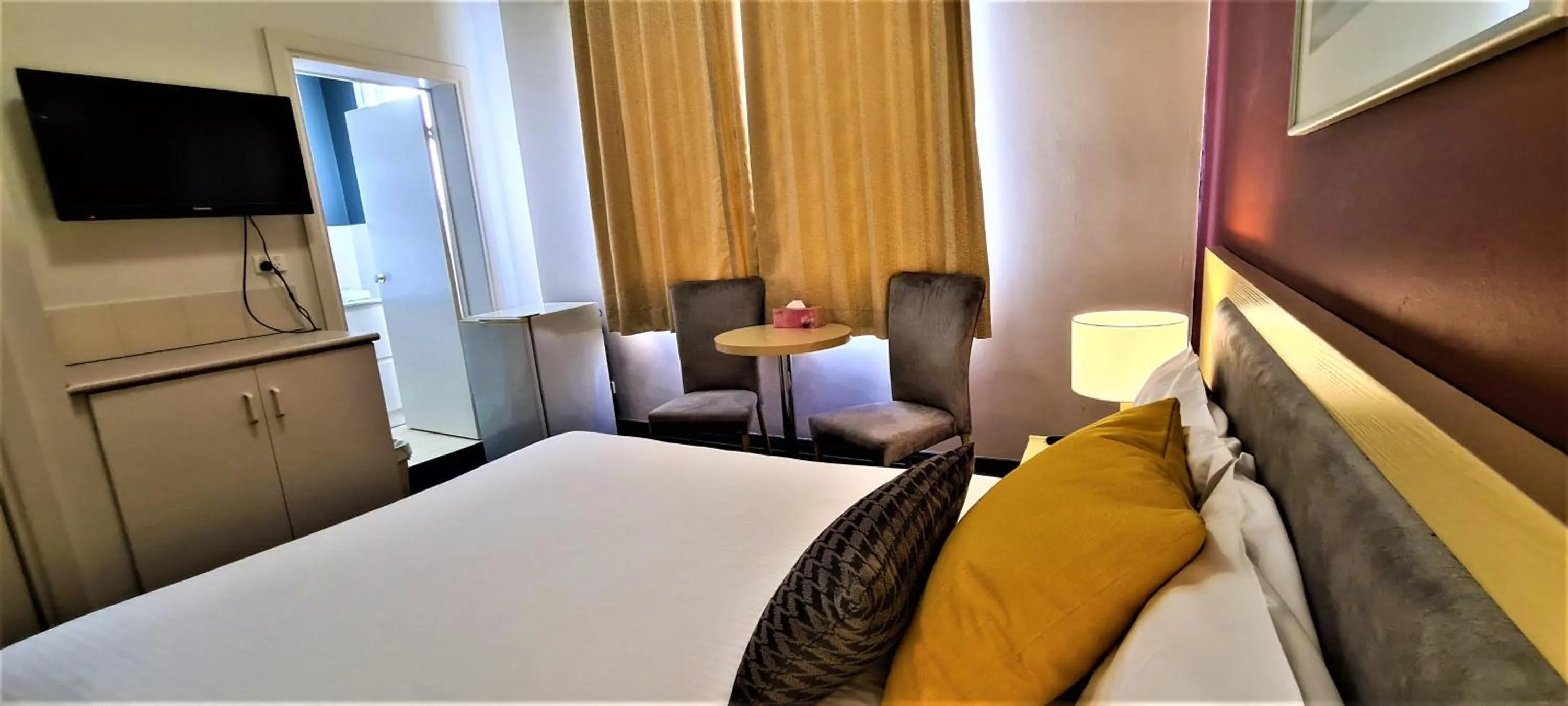 Photo of the whole room, Bed in Brunswick Tower Hotel