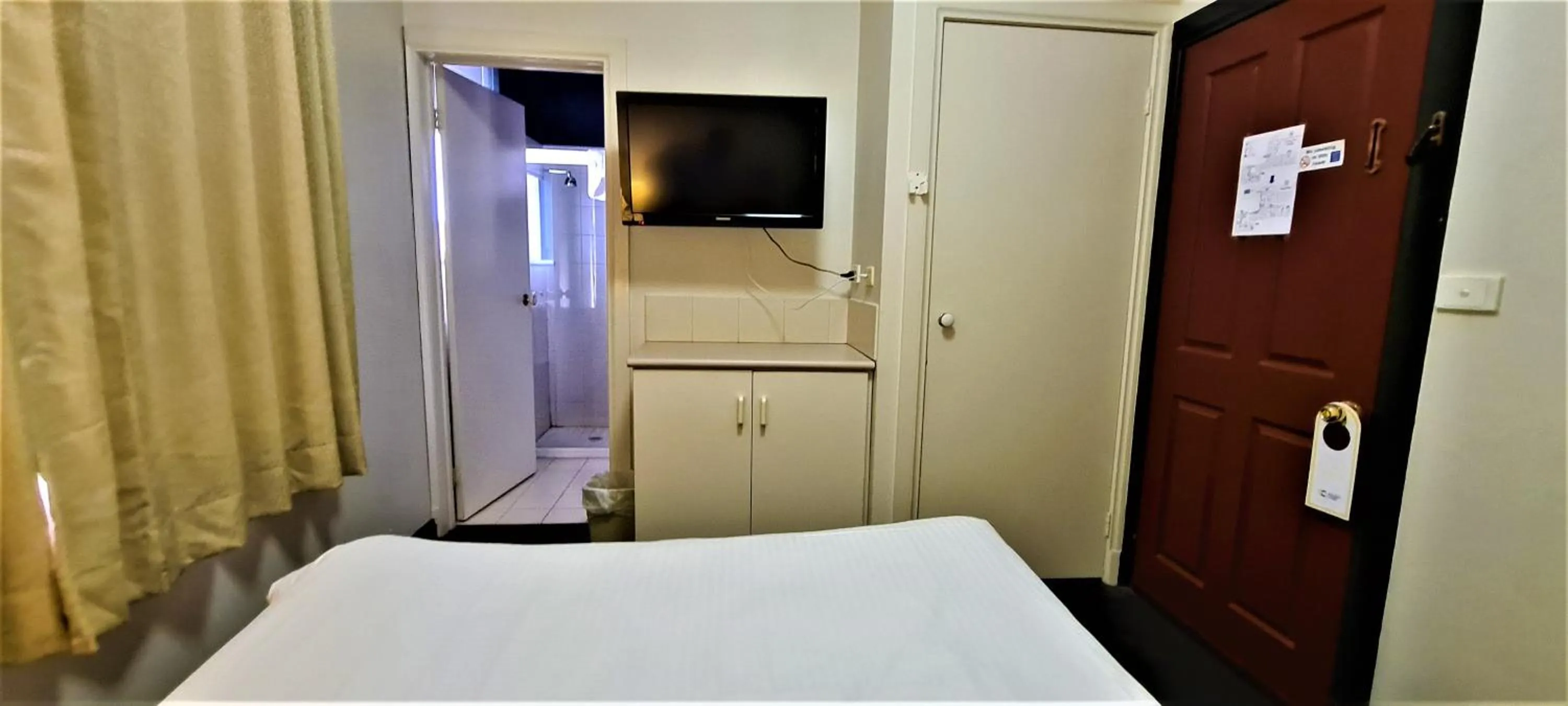 TV and multimedia, Bed in Brunswick Tower Hotel