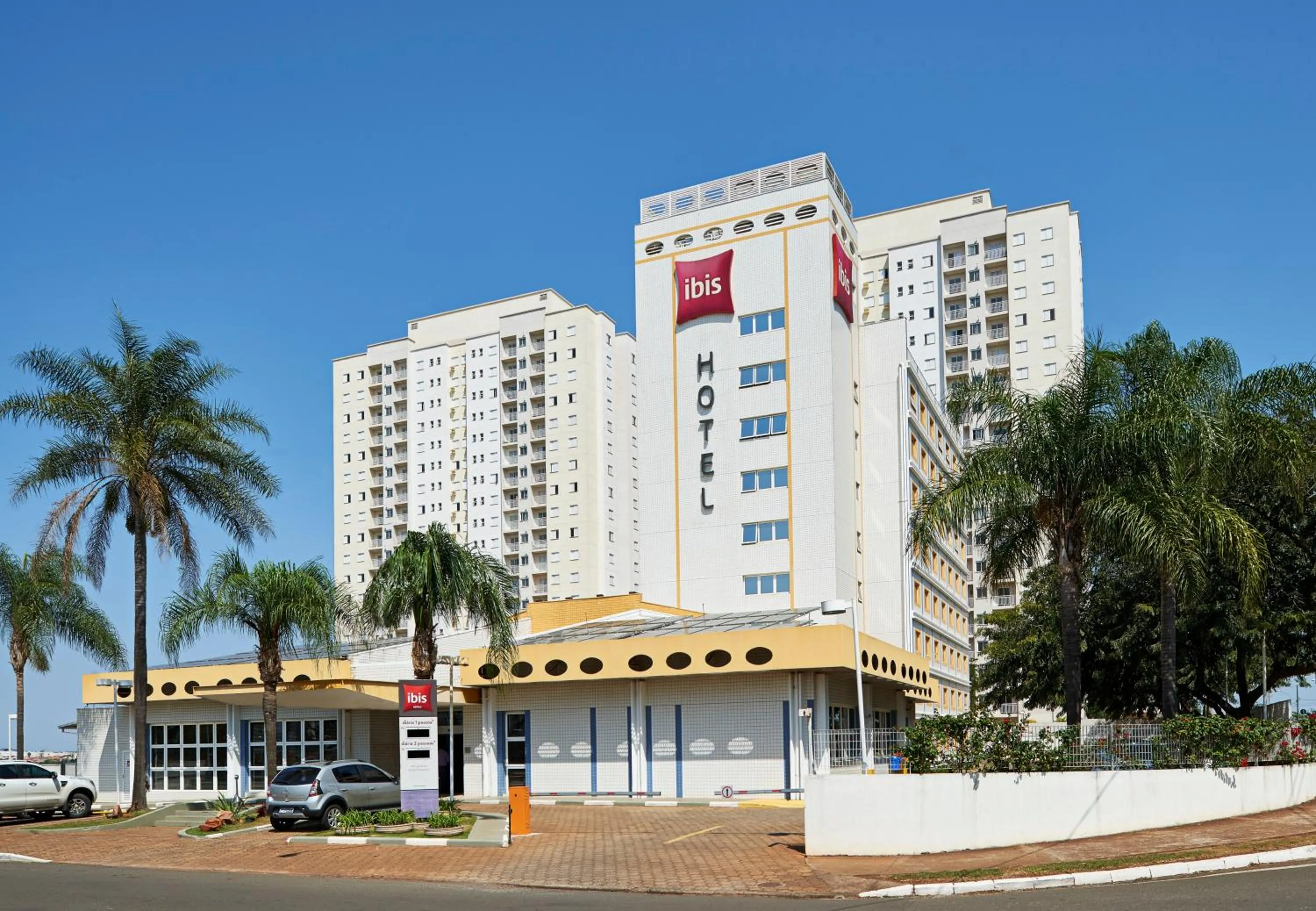 Facade/entrance in Ibis São Carlos