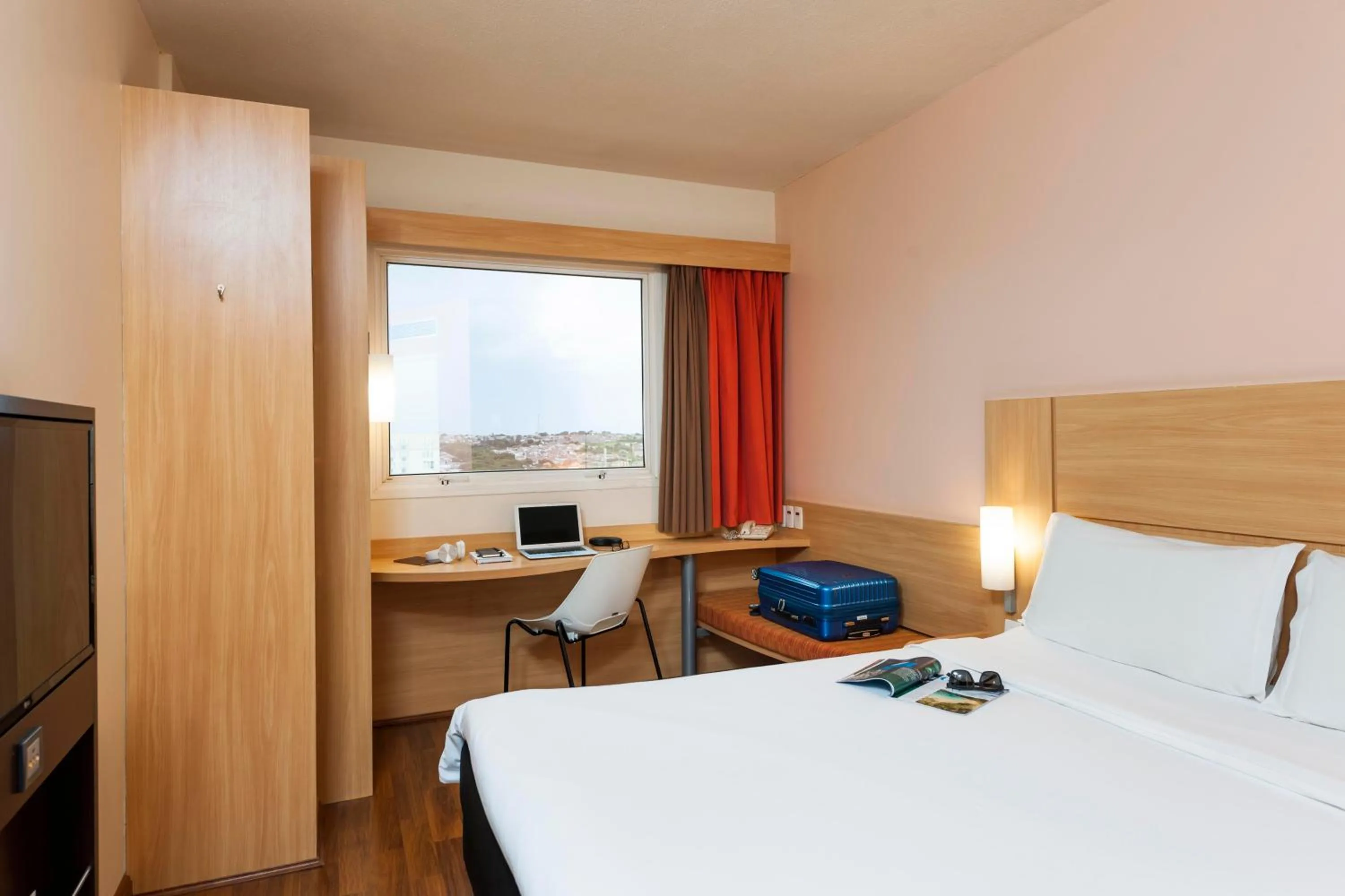 Photo of the whole room, Bed in Ibis São Carlos