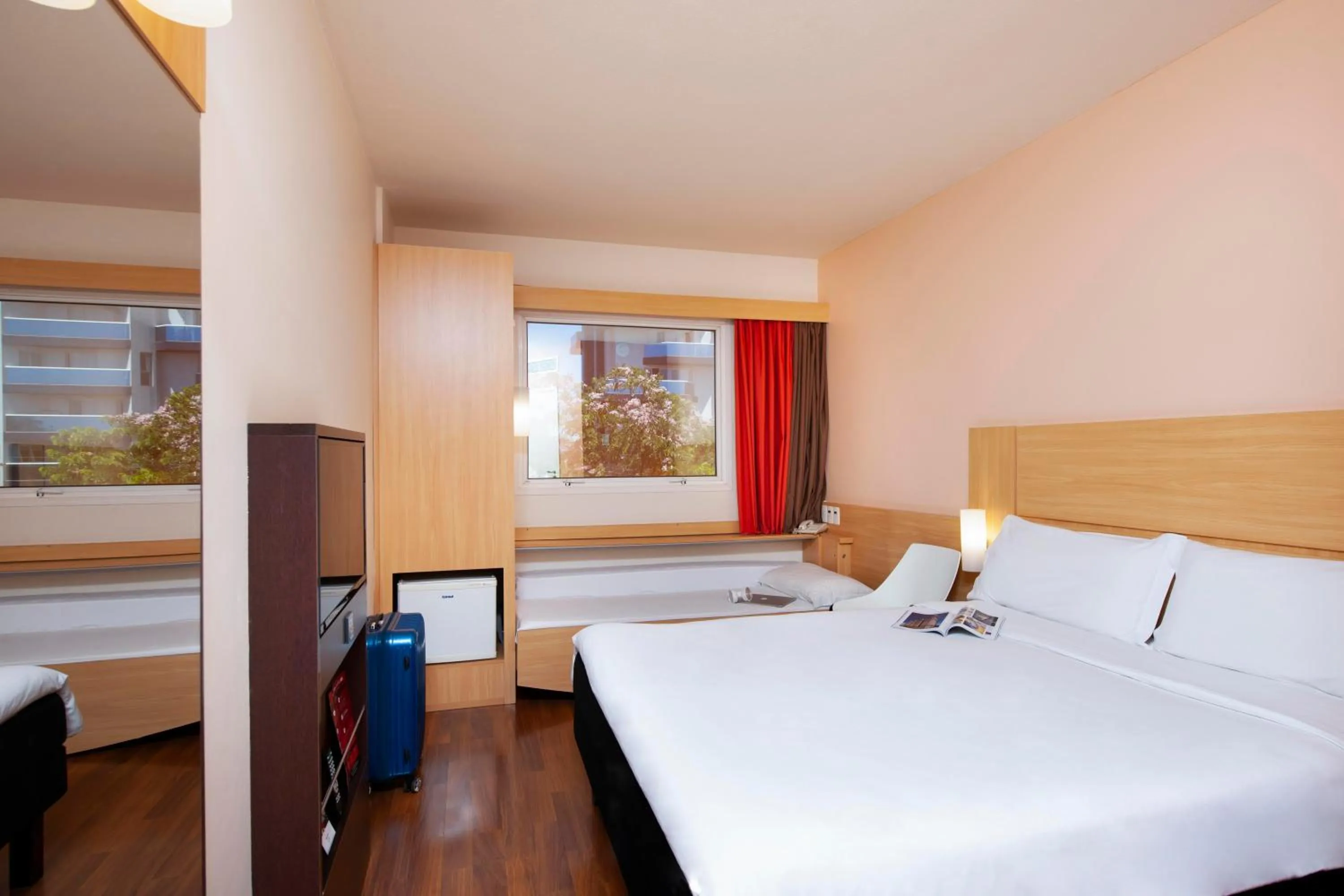 Photo of the whole room, Bed in Ibis São Carlos