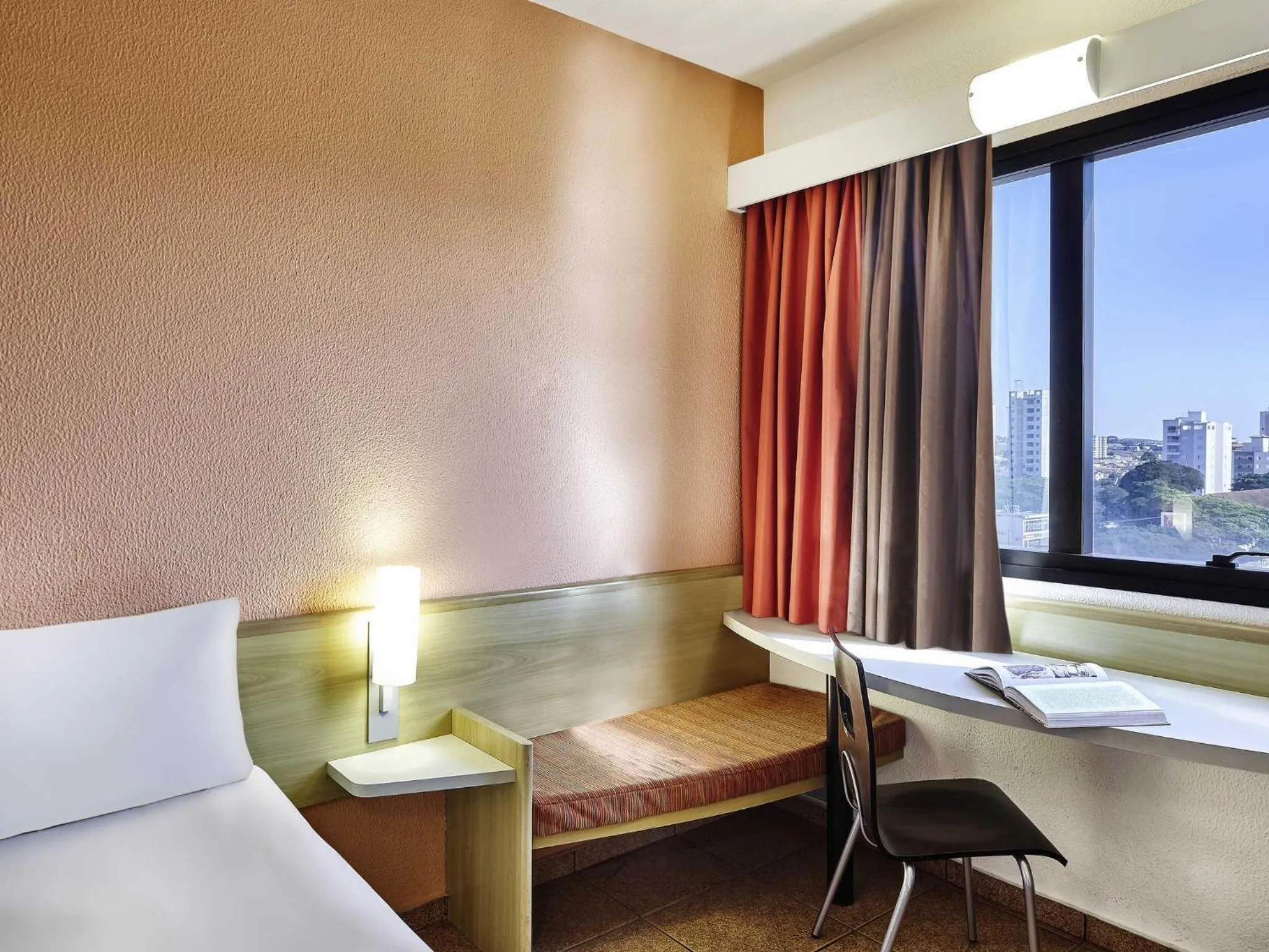 Bedroom, Bed in ibis Taubate