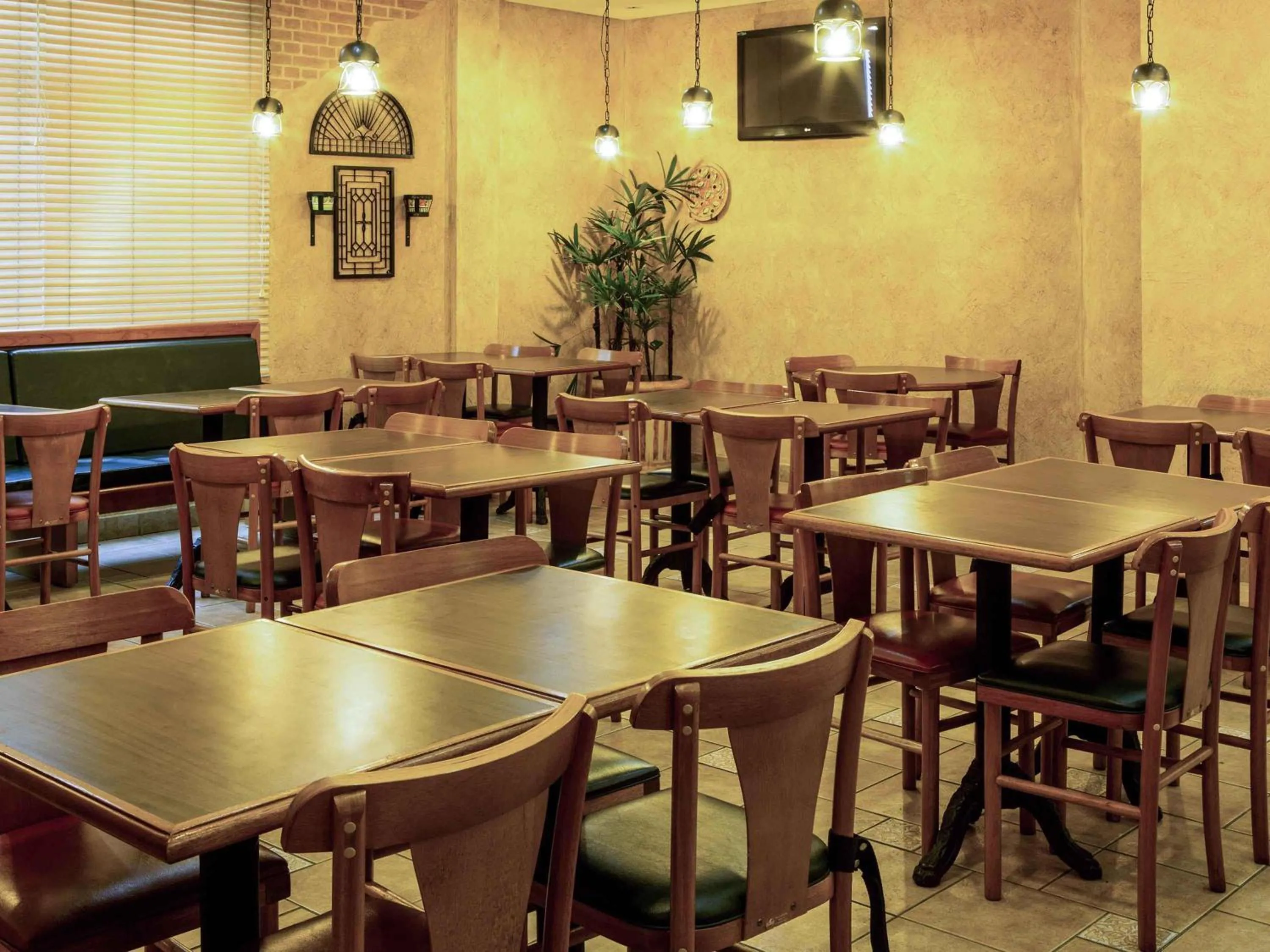 Restaurant/places to eat in ibis Taubate