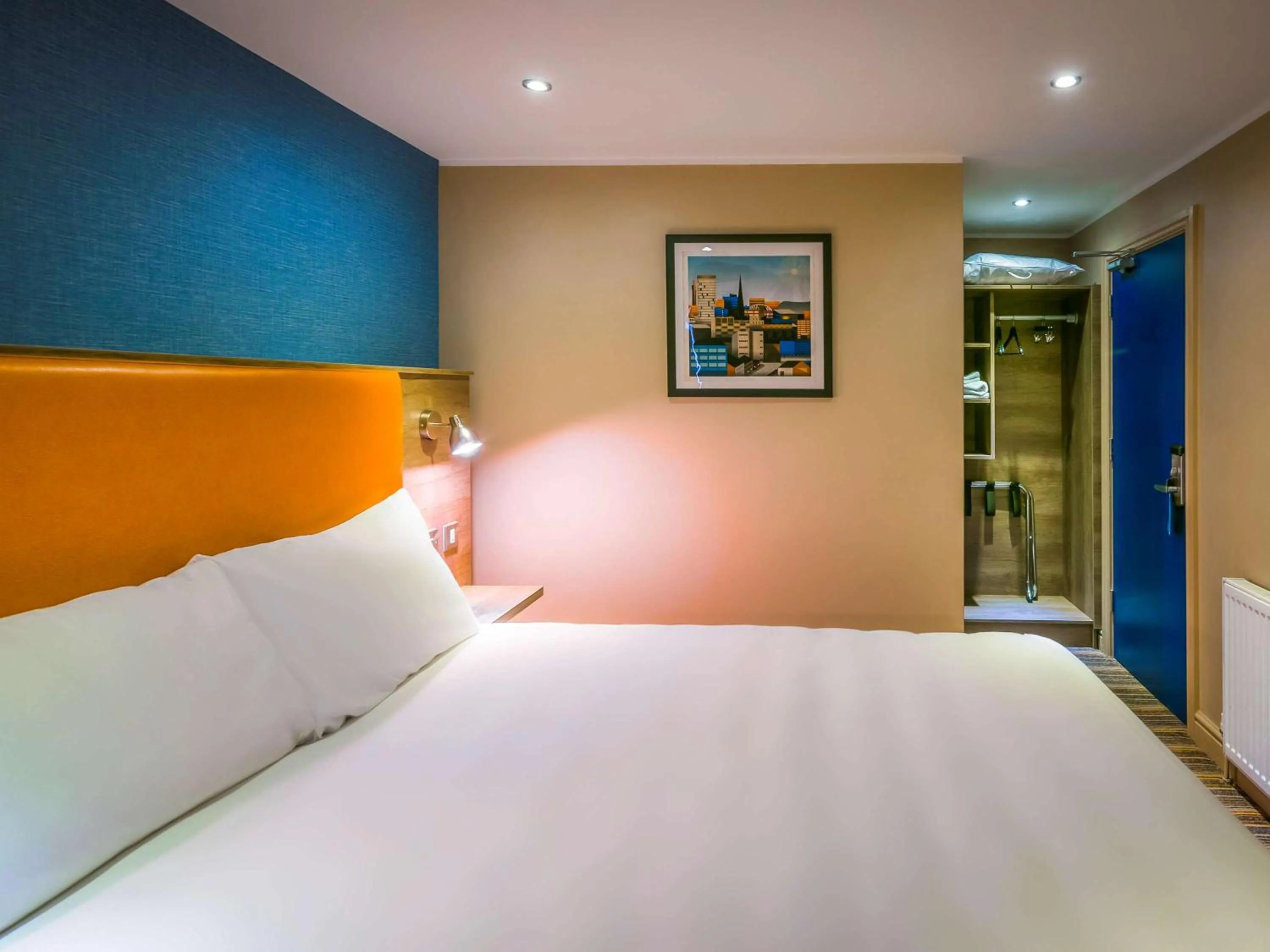 Photo of the whole room in Ibis Styles Birmingham Hagley Road