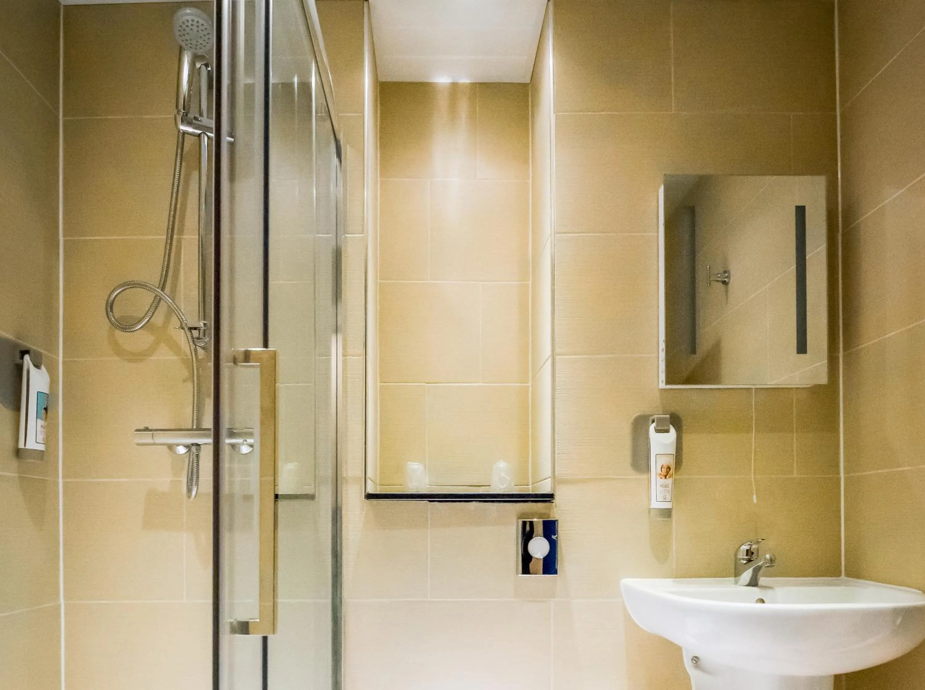 Bathroom in Ibis Styles Birmingham Hagley Road