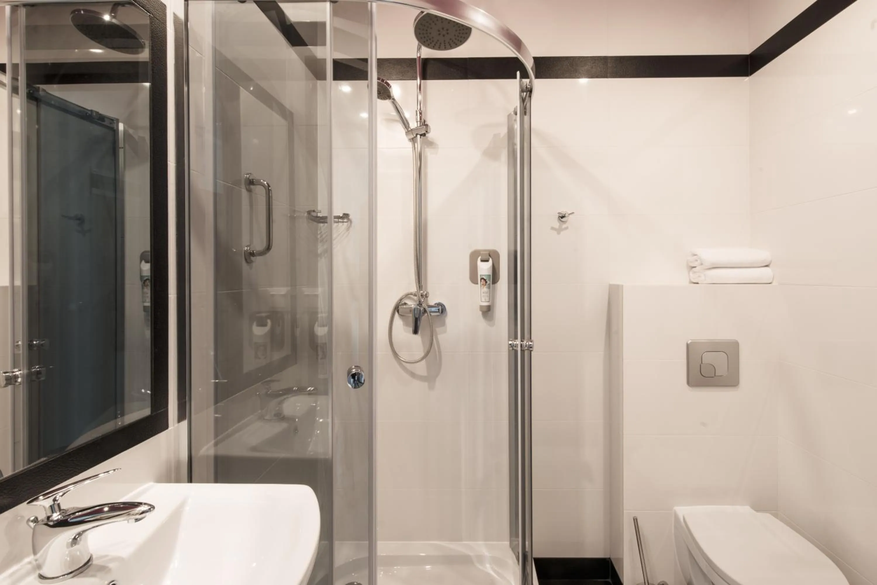 Bathroom in Ibis Styles Gniezno Stare Miasto