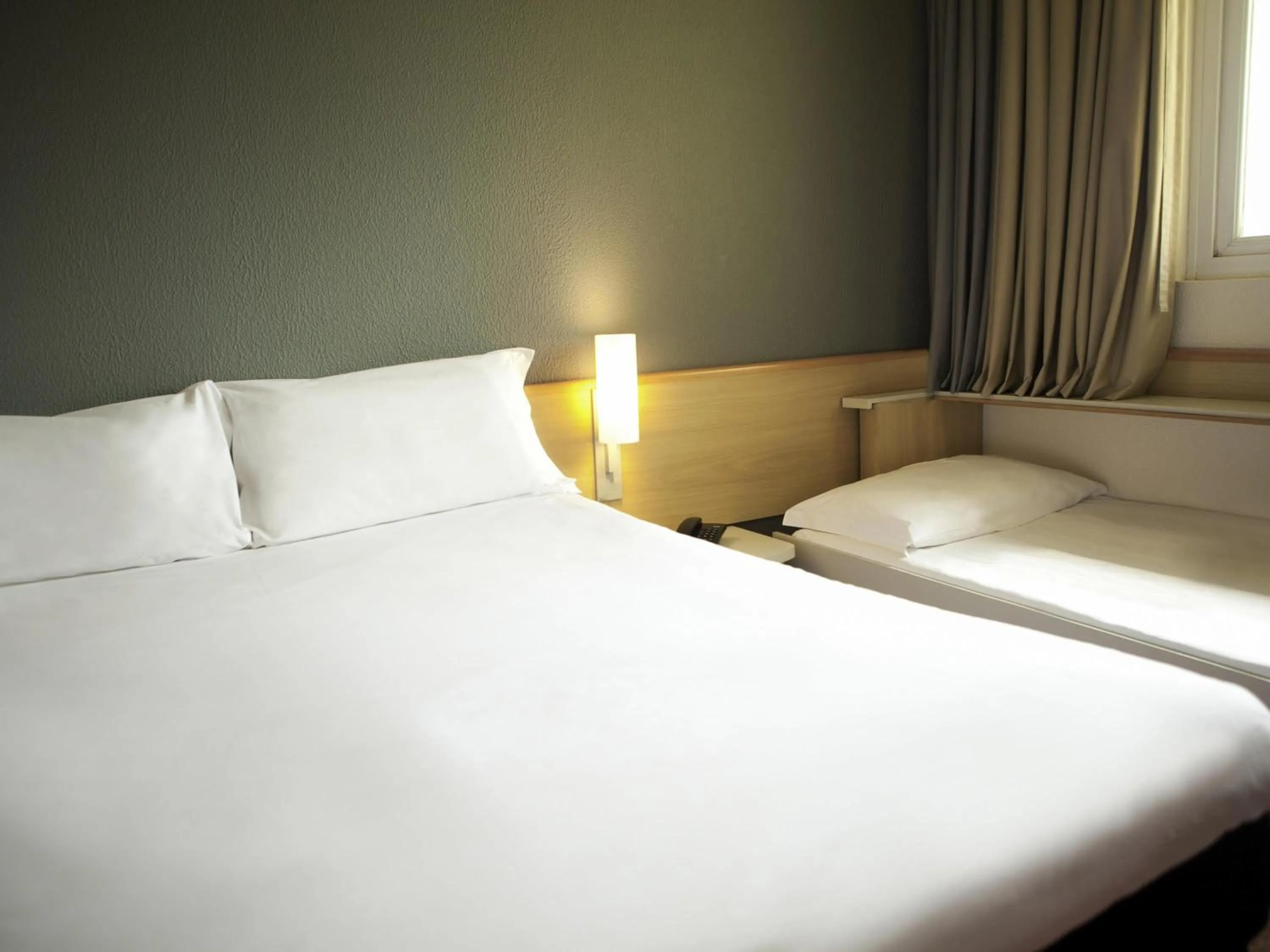 Bedroom, Bed in ibis Criciuma