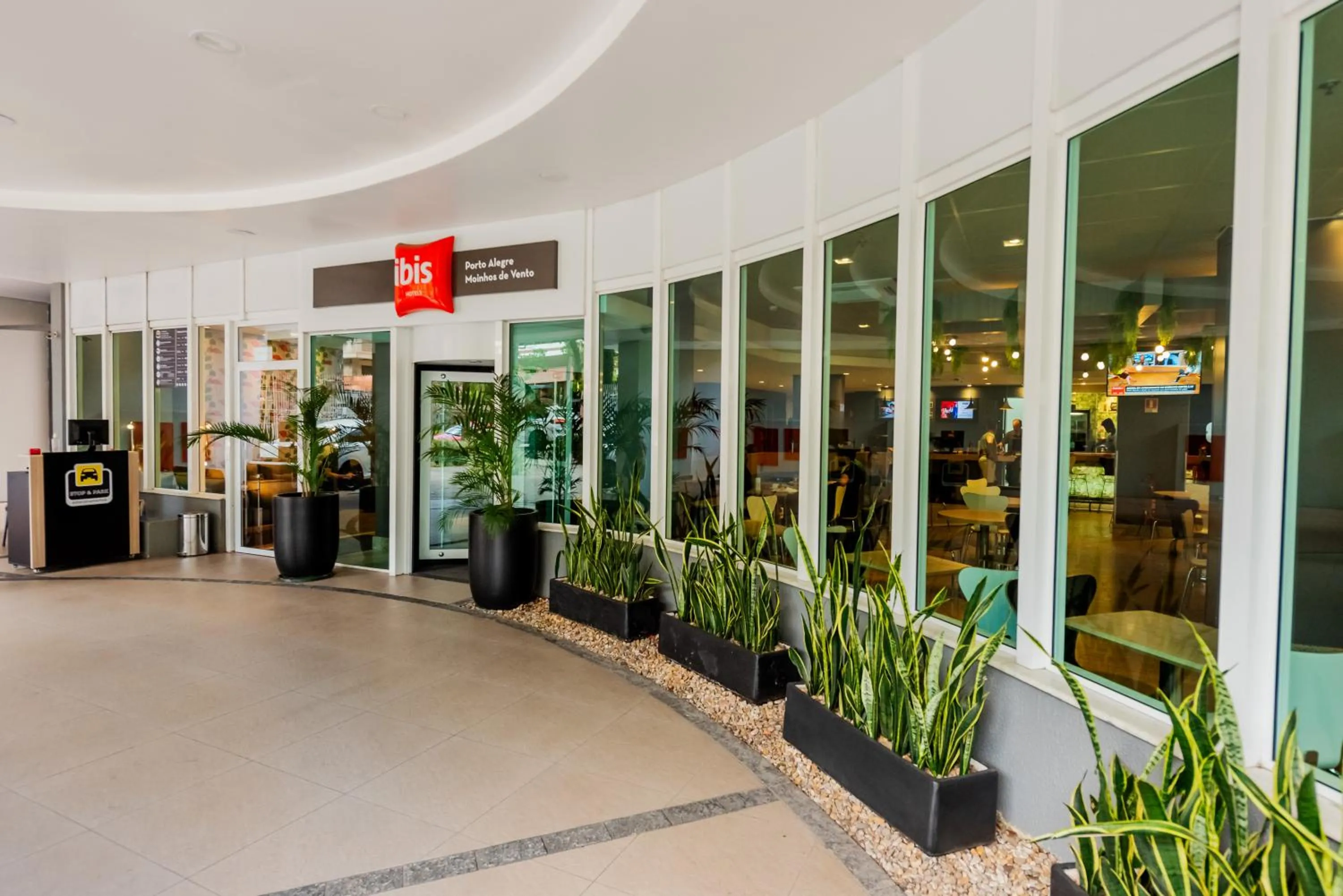 Facade/entrance in ibis Porto Alegre Moinhos de Vento