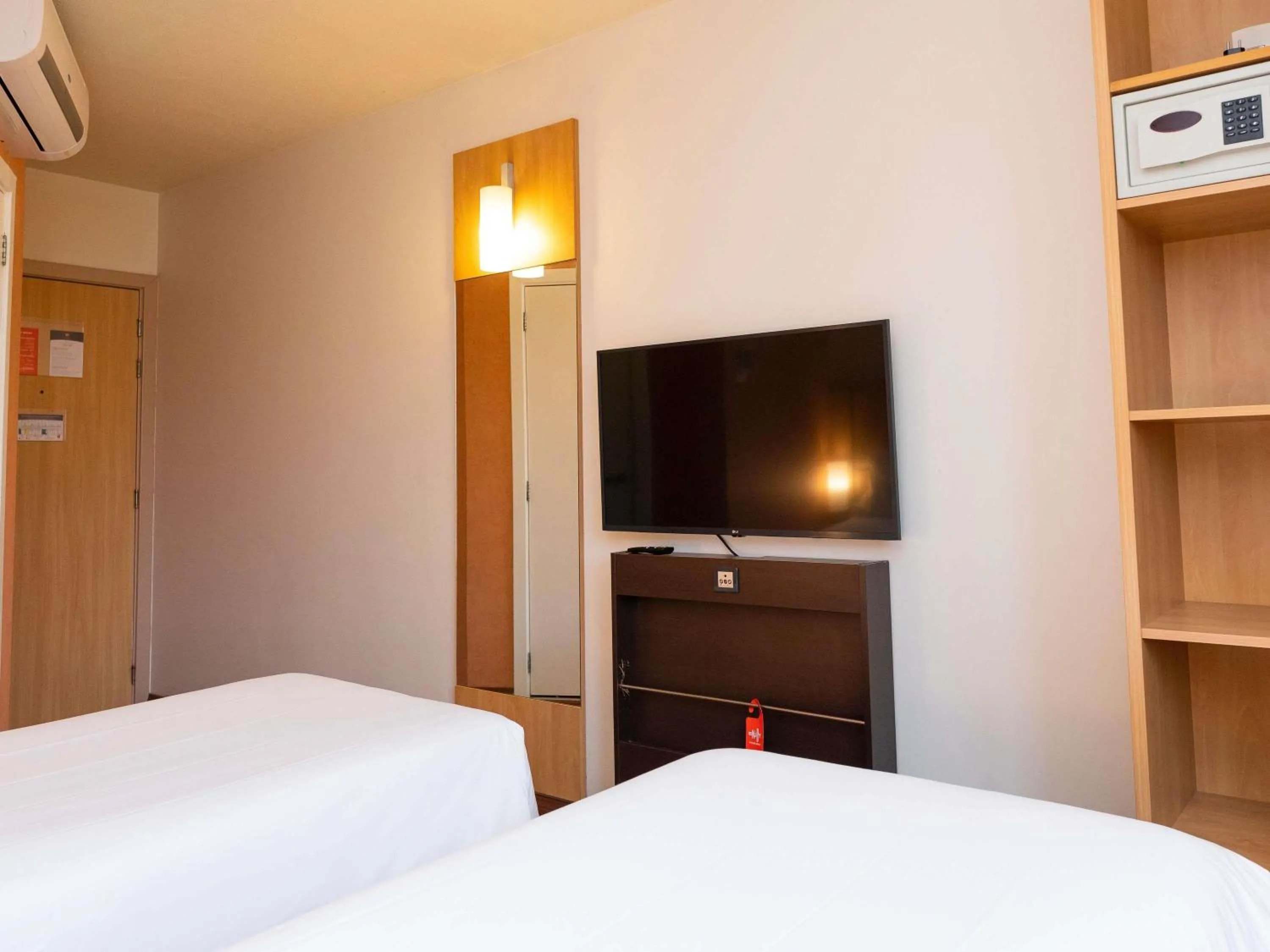 Bedroom, Bed in ibis Porto Alegre Moinhos de Vento