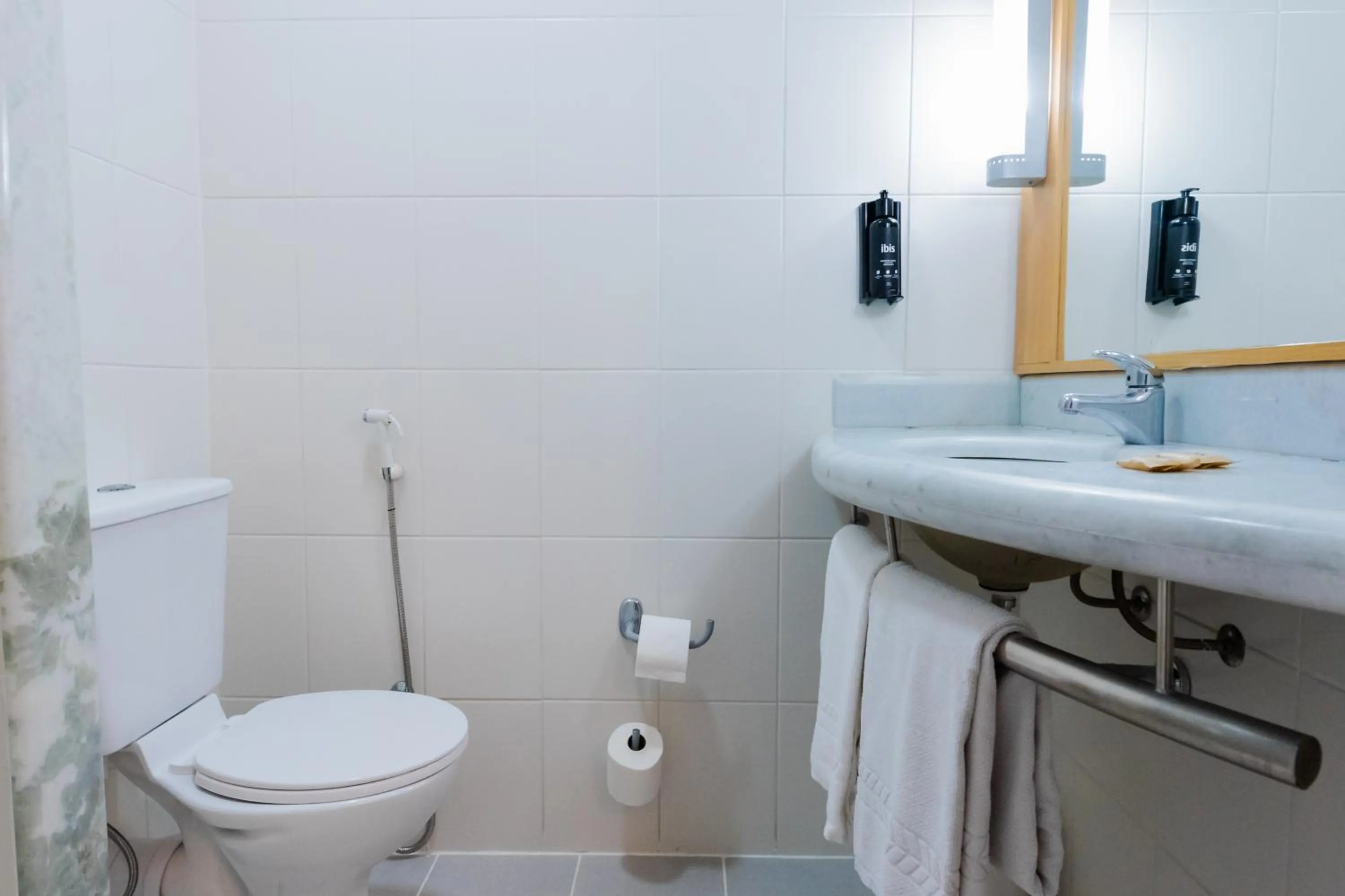 Bathroom in ibis Porto Alegre Moinhos de Vento