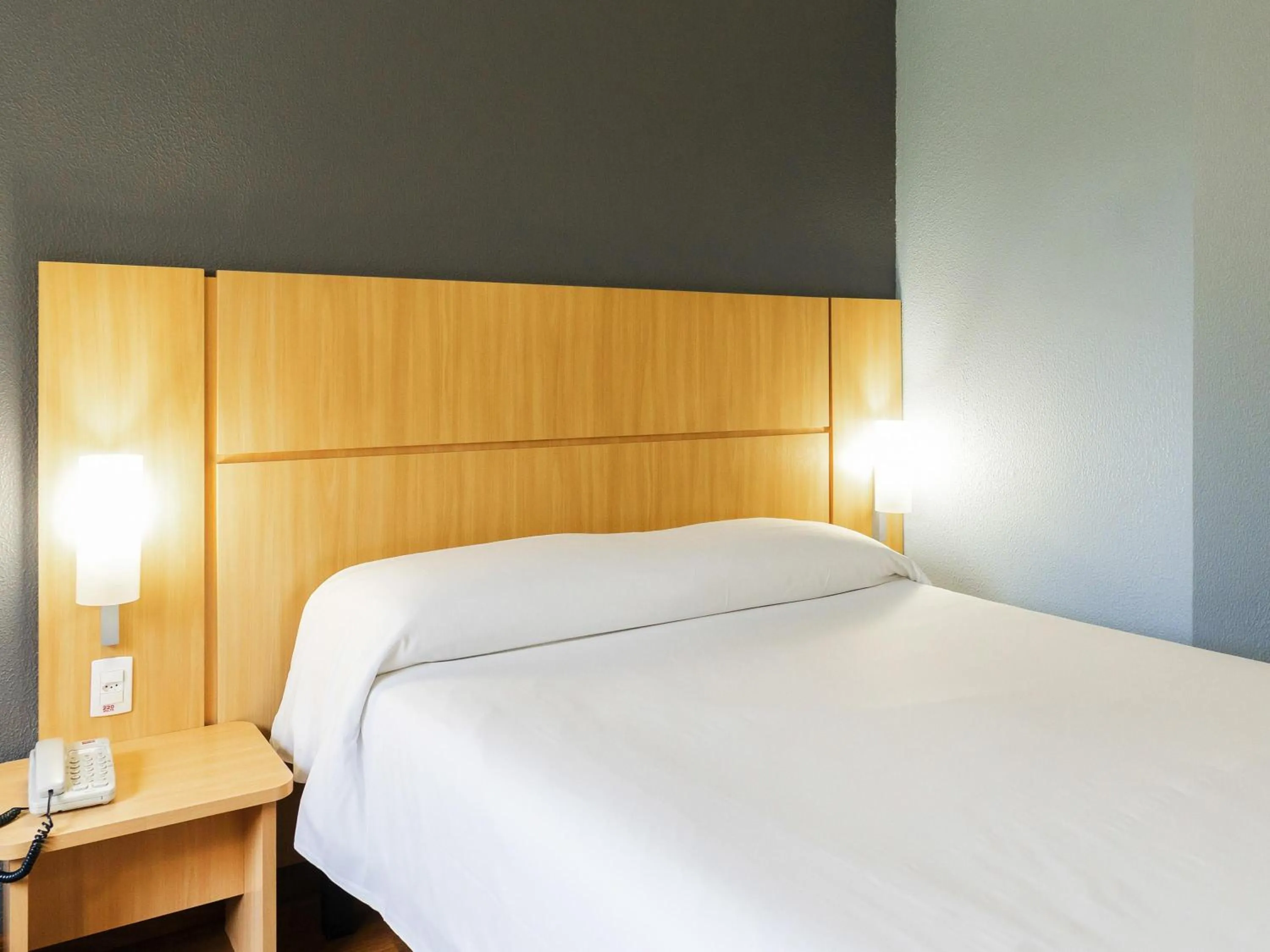 Bedroom, Bed in ibis Curitiba Aeroporto